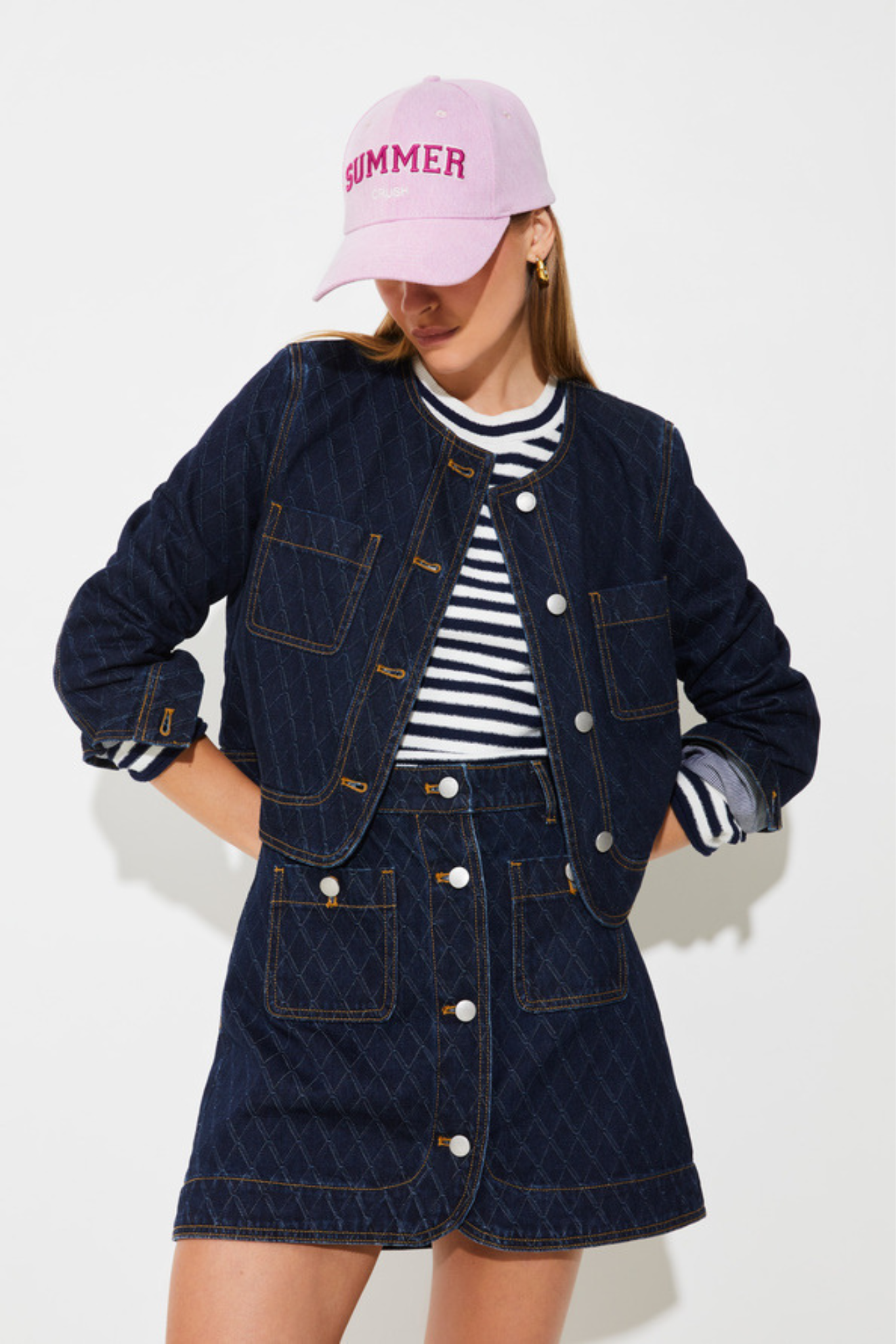 Model wearing the Suncoo arosa cap in pink. Front view