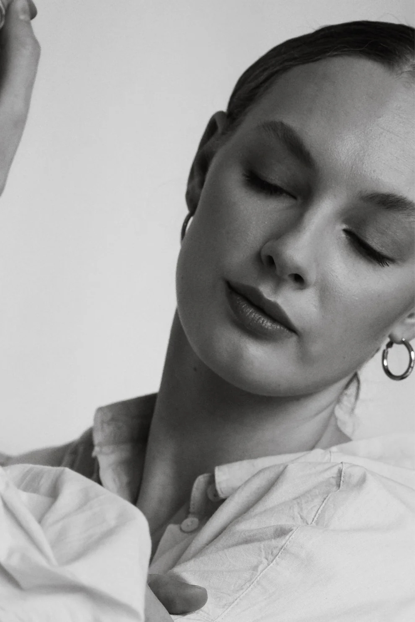 Model wearing the Maste inez earring in silver.