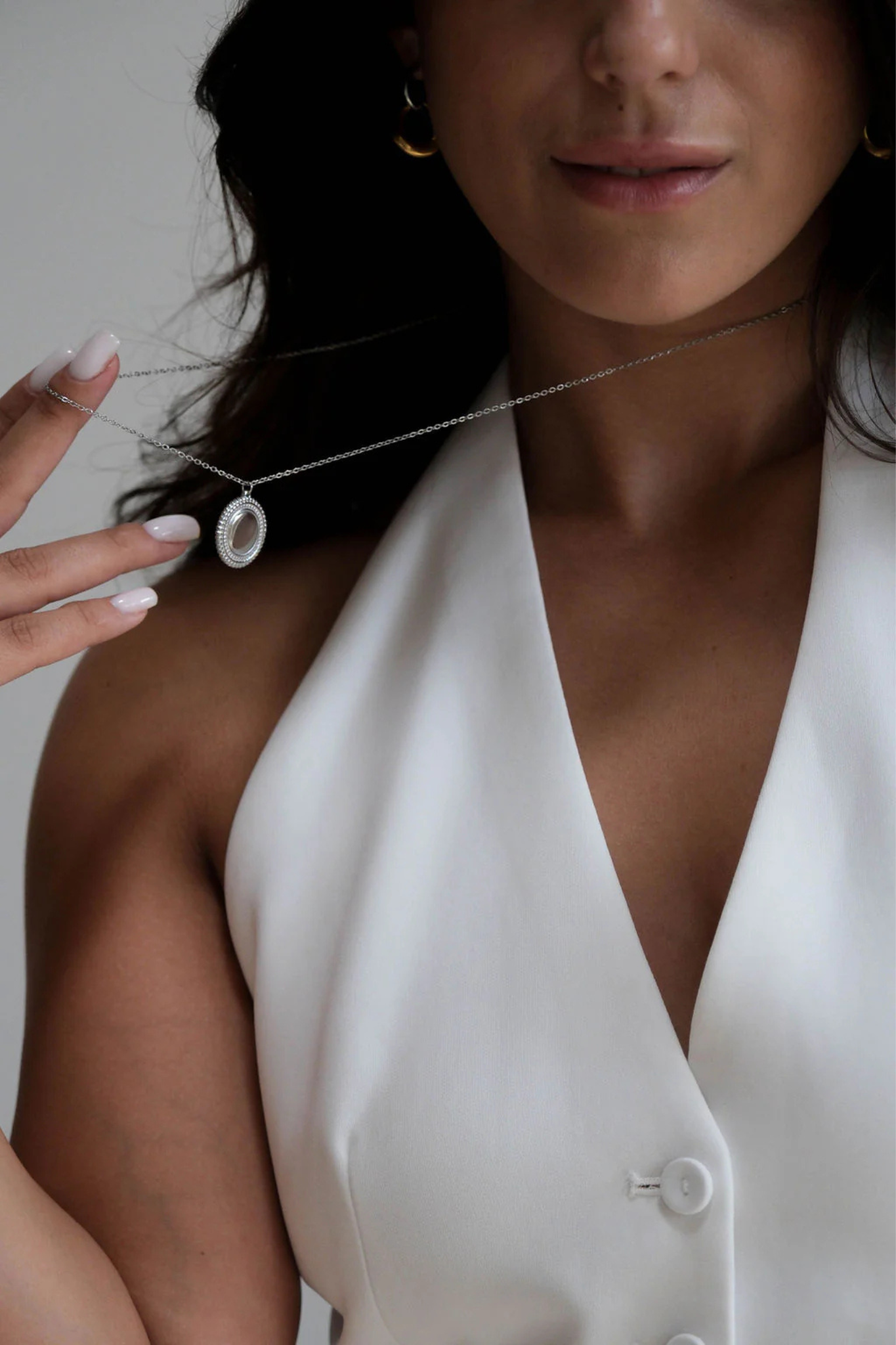 Model wearing the Maste jasmine necklace in silver.