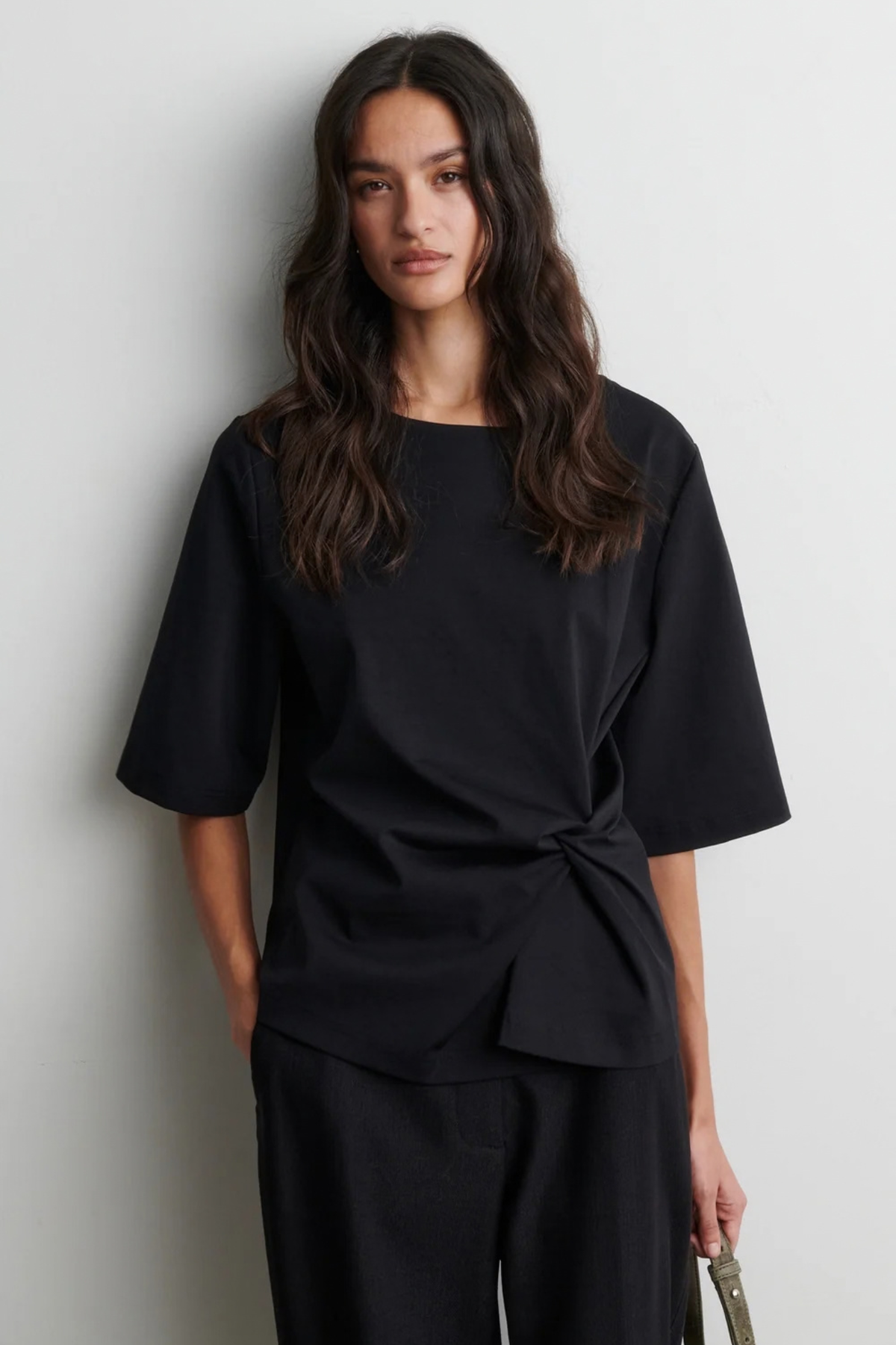 ARKAI DRAPE T-SHIRT - BLACK