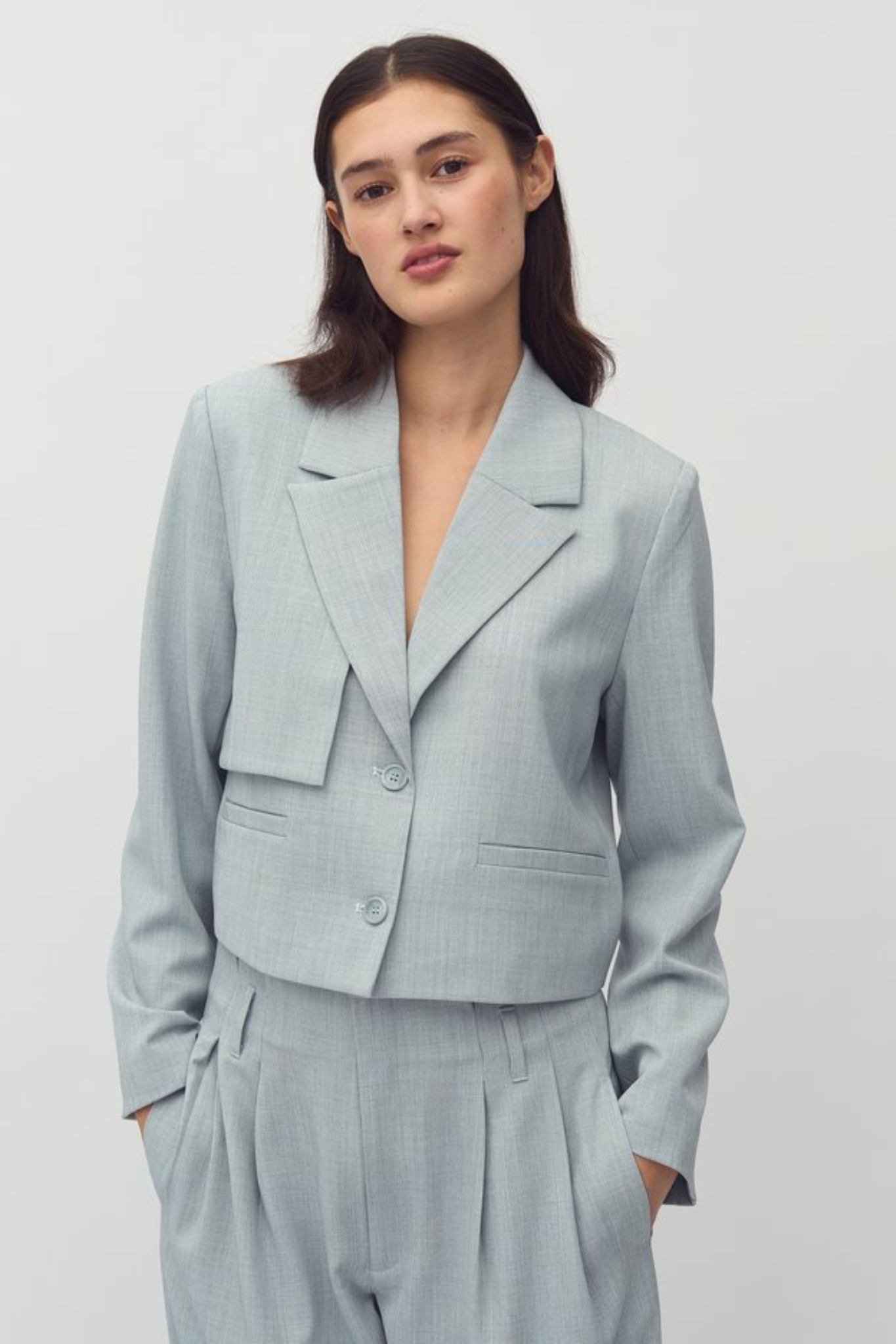 Model wearing the MBYM cameron elanna blazer in lead. Front view