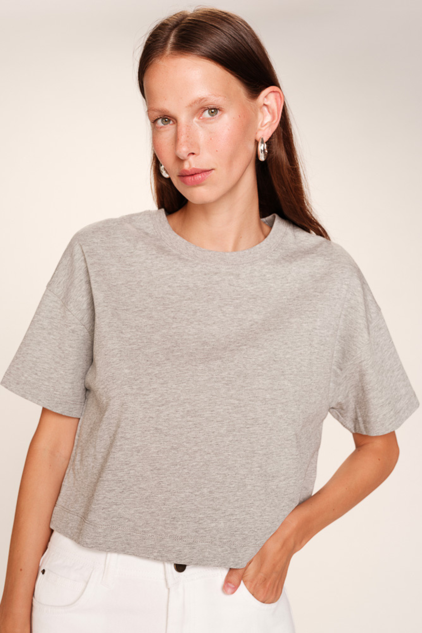 Model wearing the Grace & Mila rodin t-shirt in grey. Front view