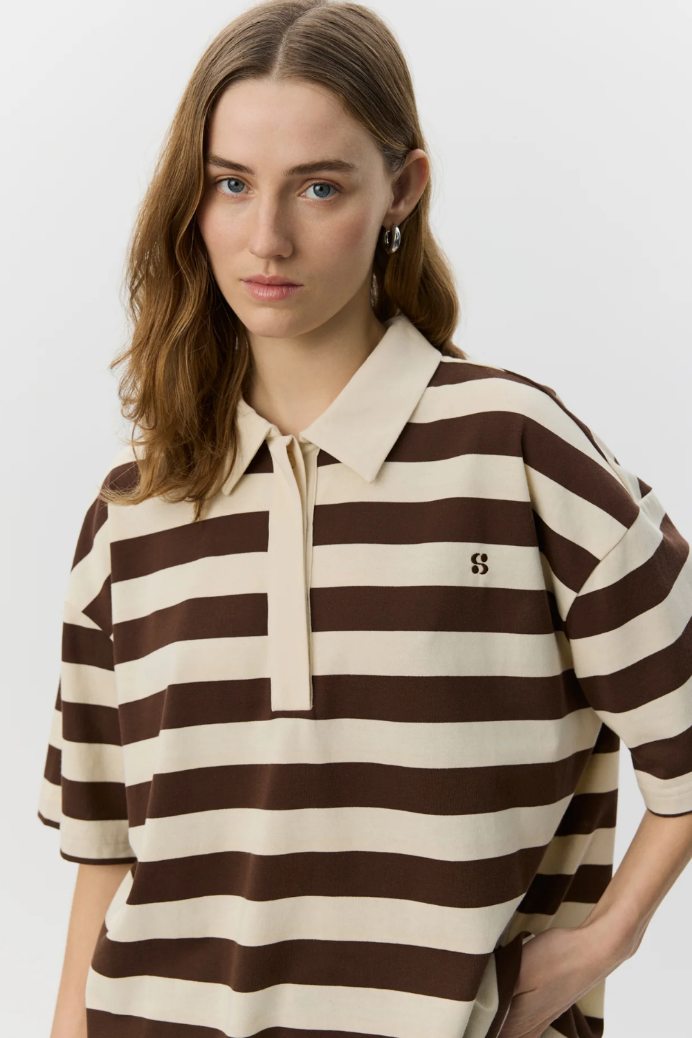 PIL OVERSIZE STRIPED POLOSHIRT - OFF WHITE/BROWN STRIPED