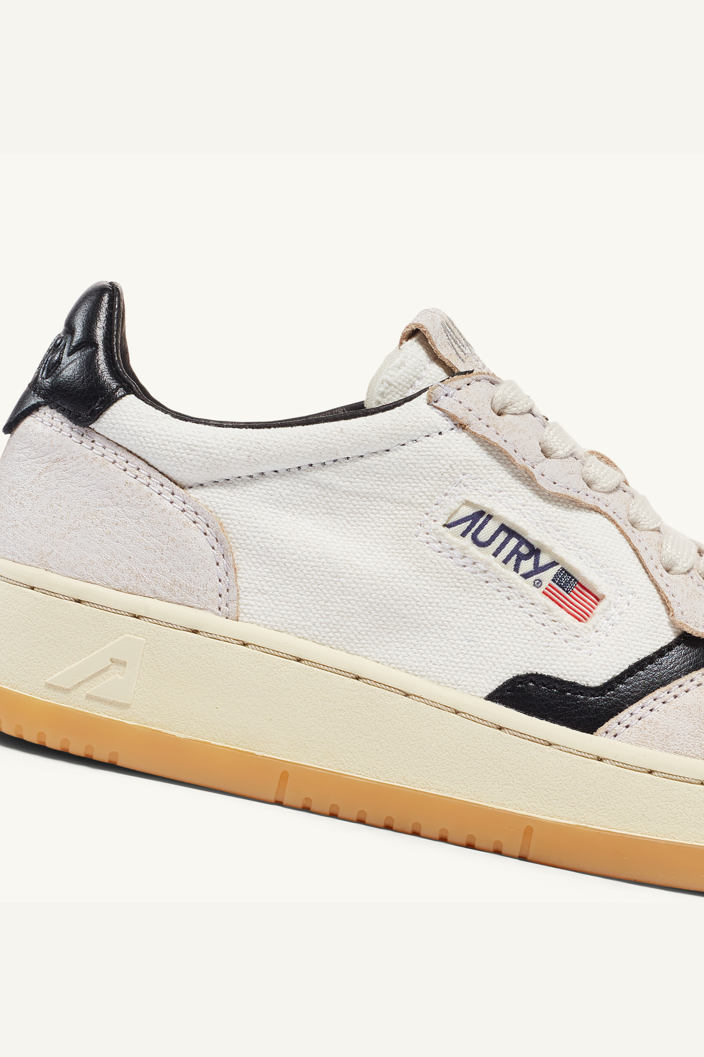 MEDALIST LOW SNEAKER - SAND WHITE/BLACK