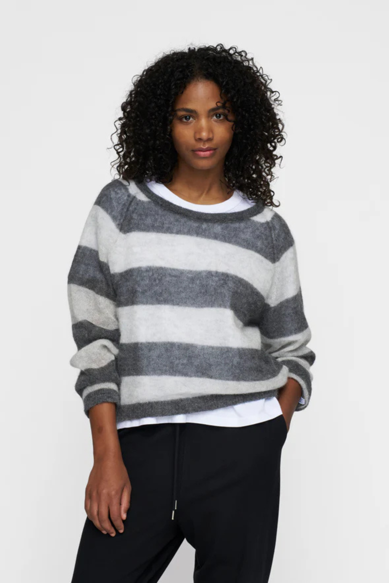 Model wearing the 10days thin knit sweater in antra melle/white grey melee. Front view