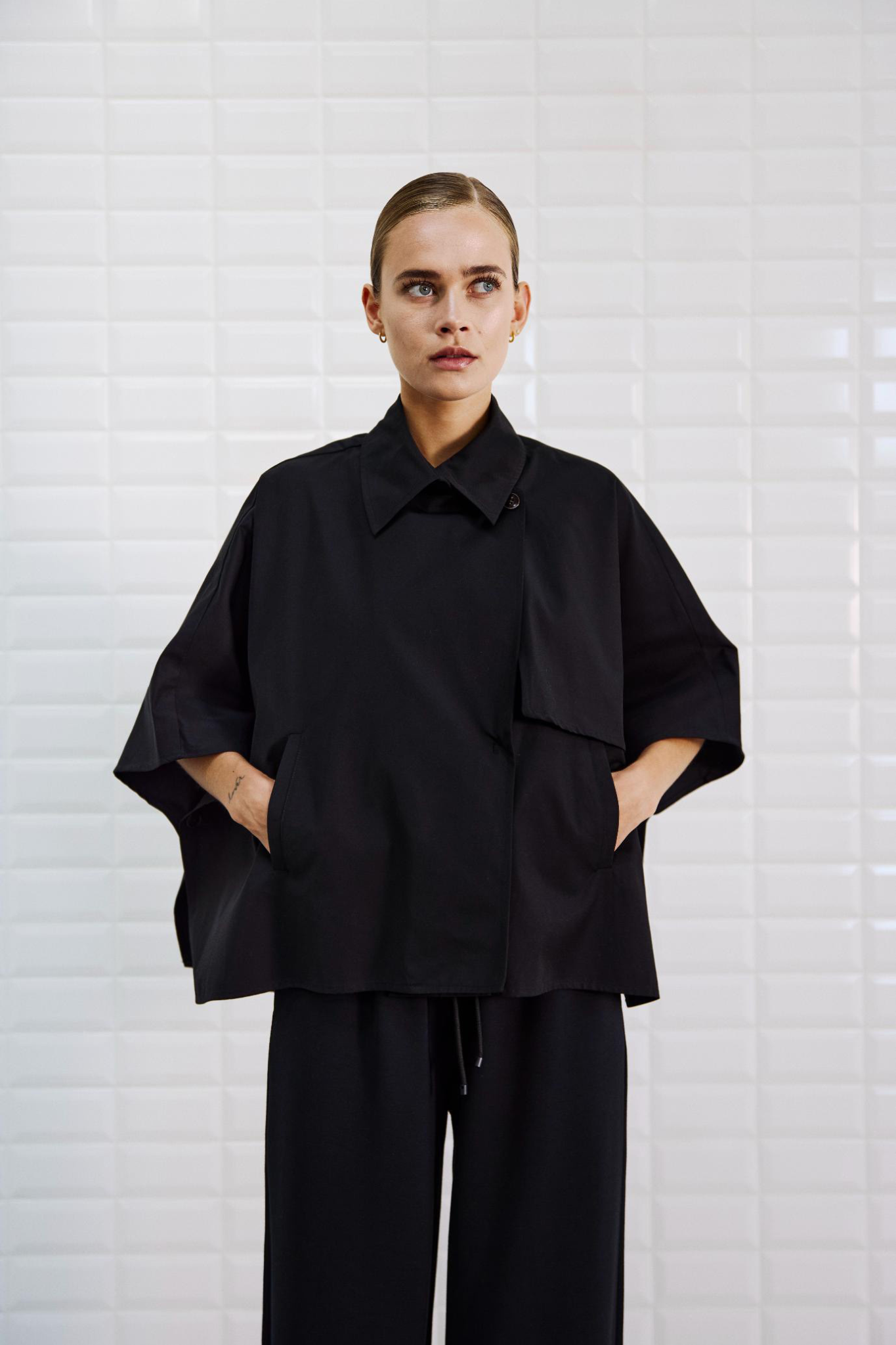 MEDUSA TRENCH CAPE - BLACK
