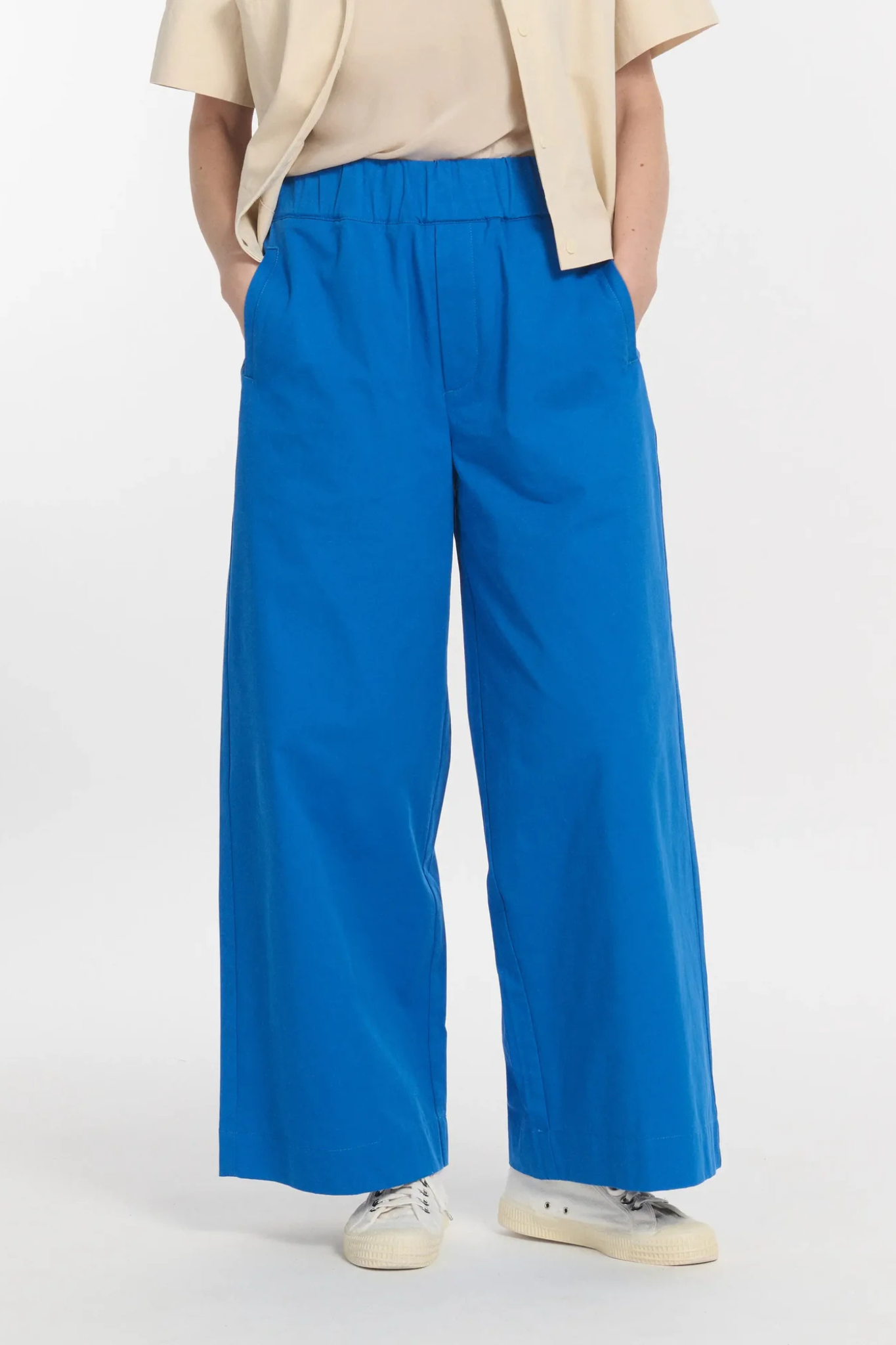 Model wearing the Labdip uka popeline pants in bleu royal. Front view