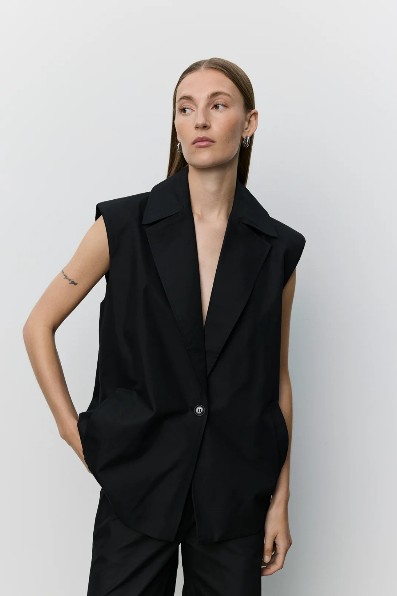 LANEA PLEATED HEM VEST - BLACK