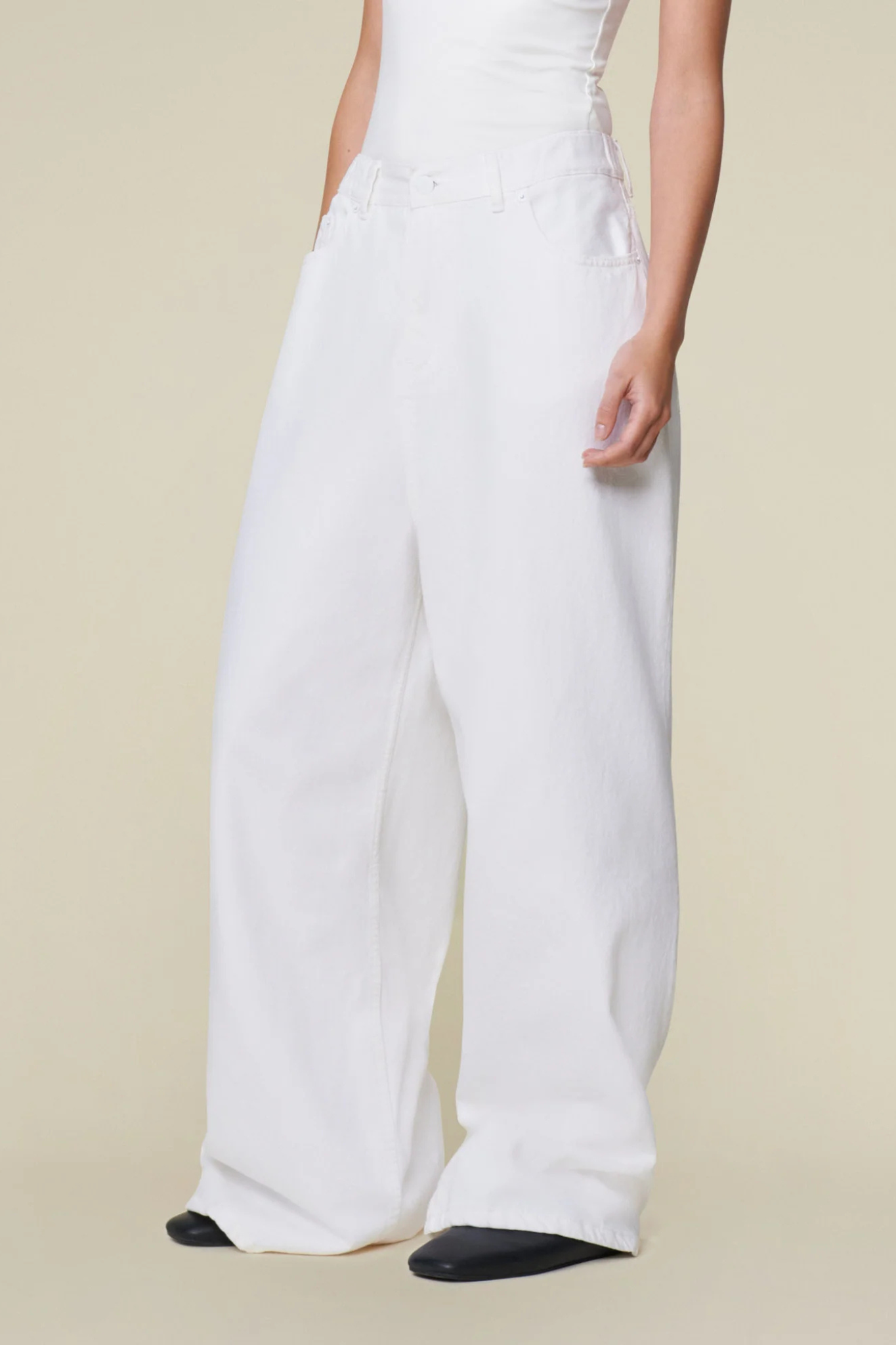 Model wearing the Lois paloma jeans in white. Front view