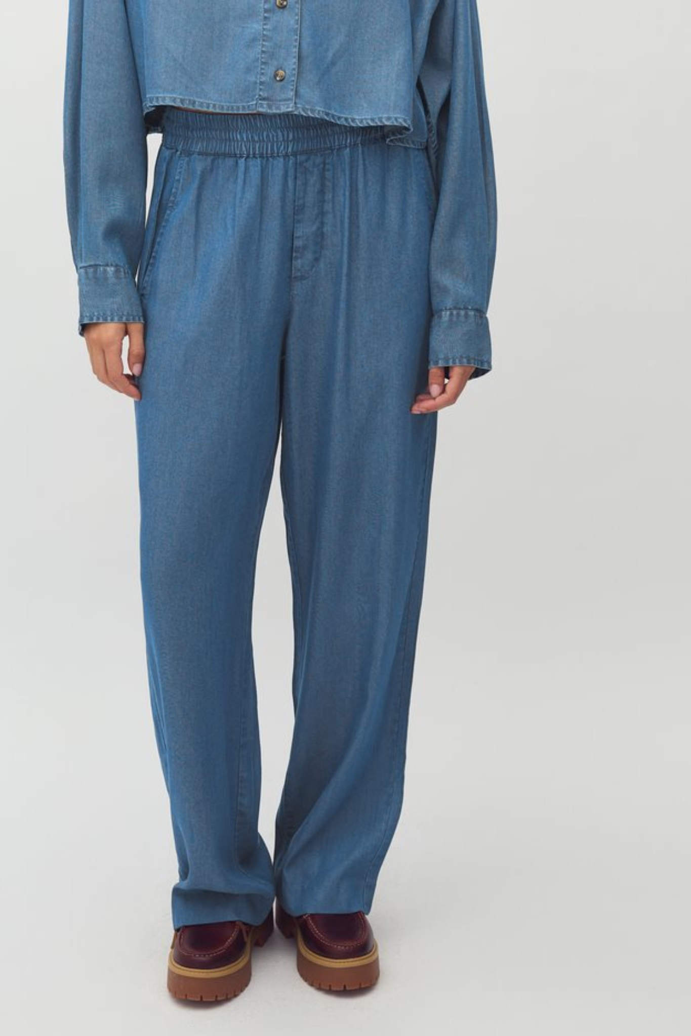 Model wearing the MBYM phillipa talvi pants in mid vintage wash. Front view
