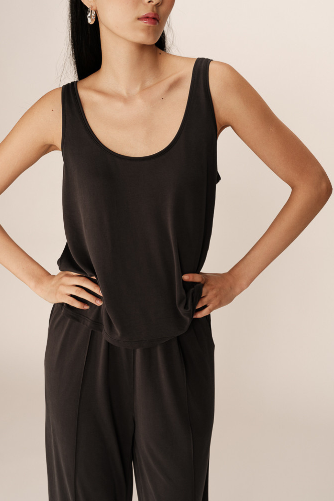 Model wearing the Grace & Mila pie top in anthracite. Front view