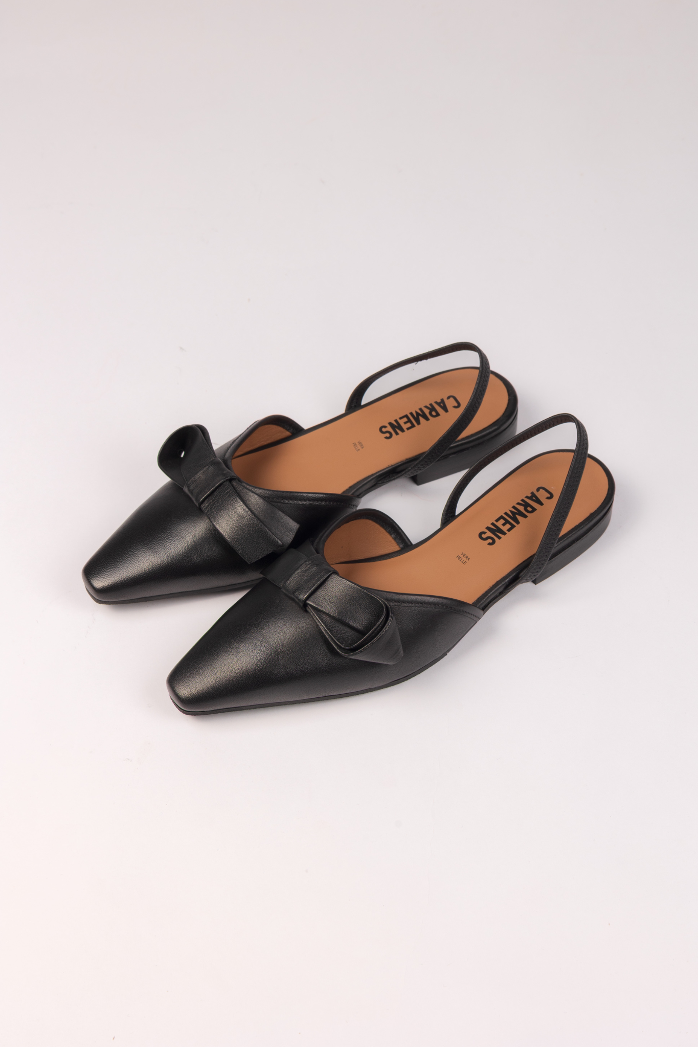 Carmens jane bow shoes in nero black. Front view