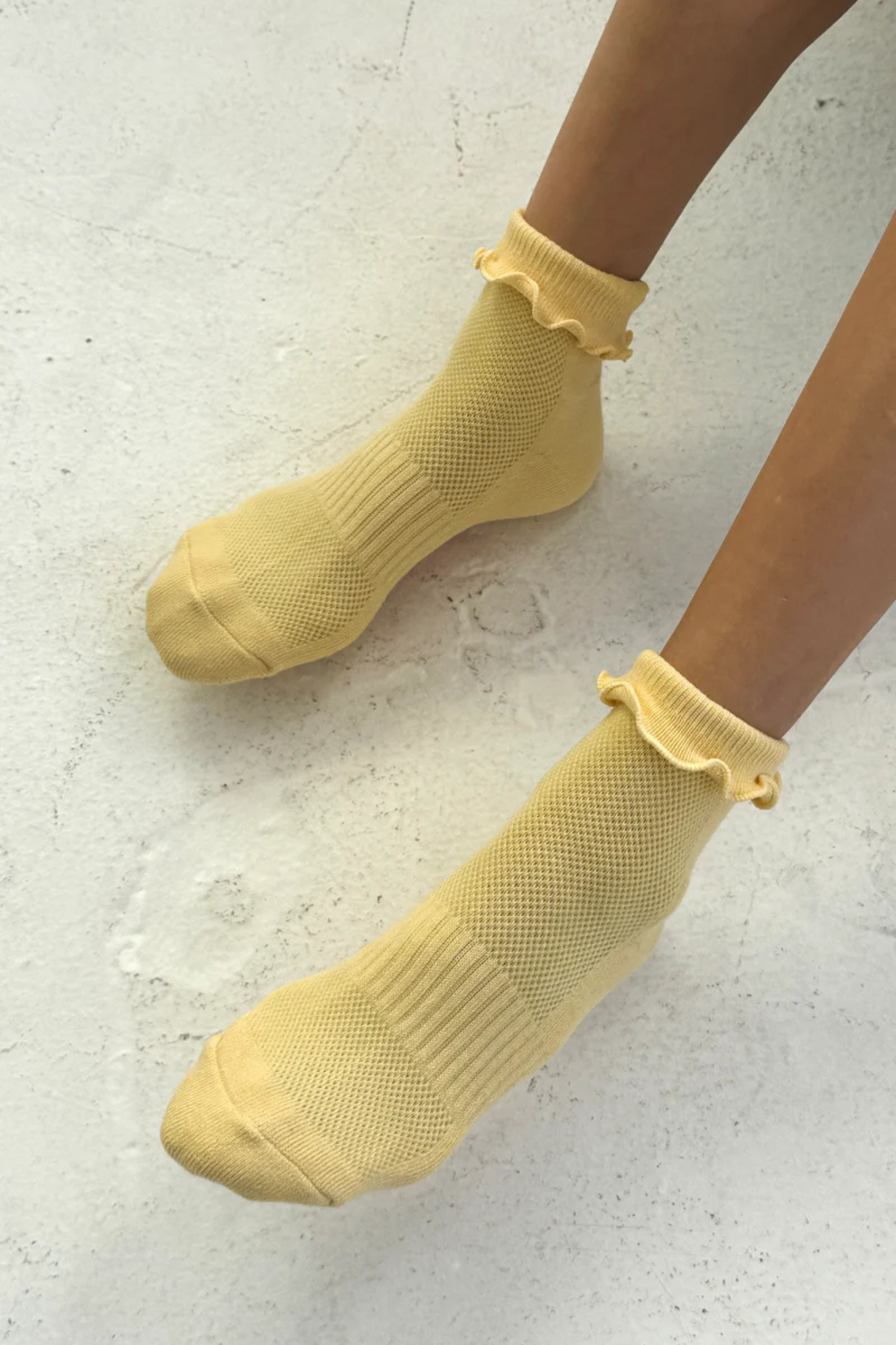 RUFFLED HUGGER CREW SOCKS - BANANA CREAM/RED