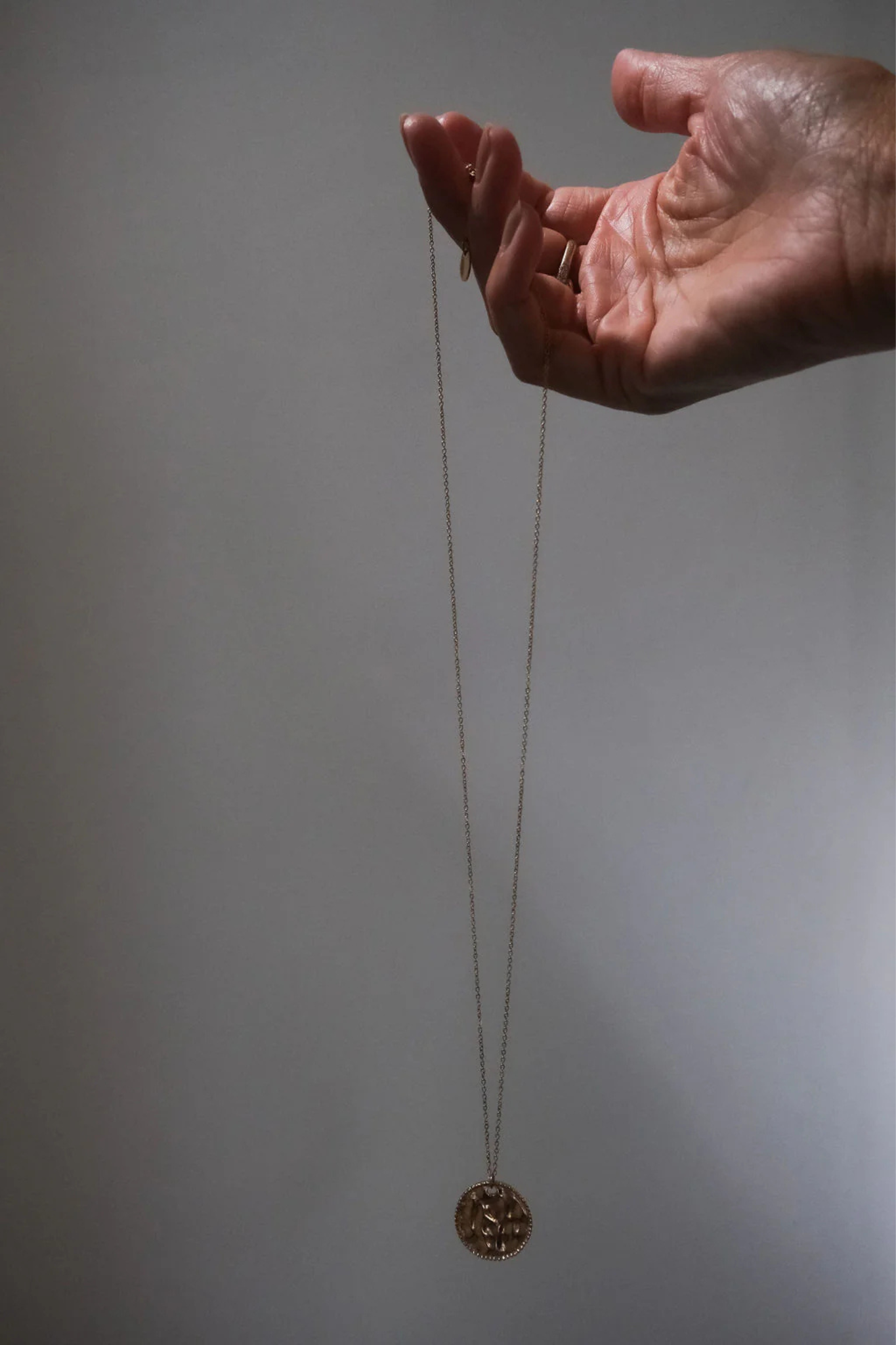 Maste lola necklace in gold.