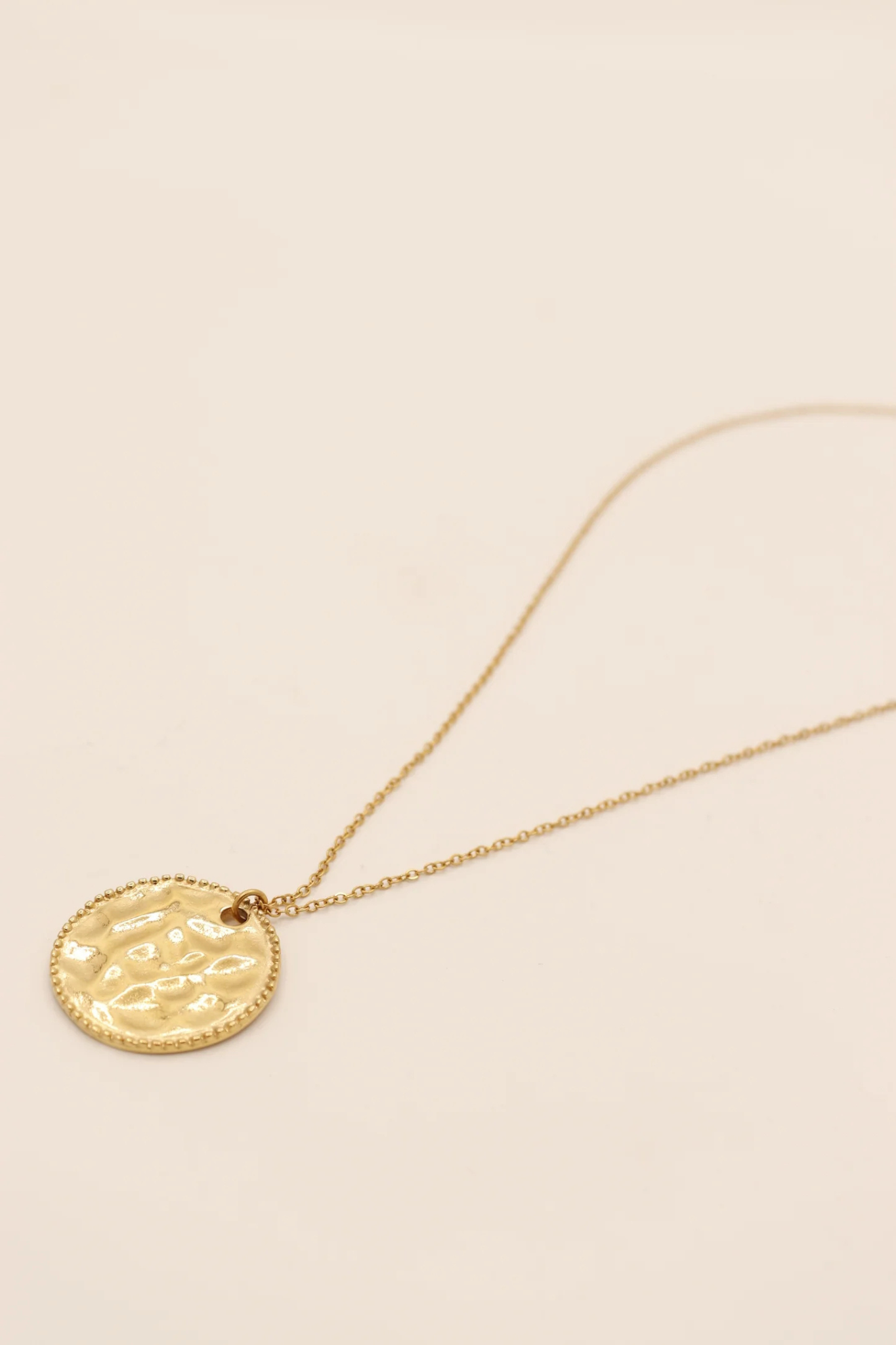 Maste lola necklace in gold.