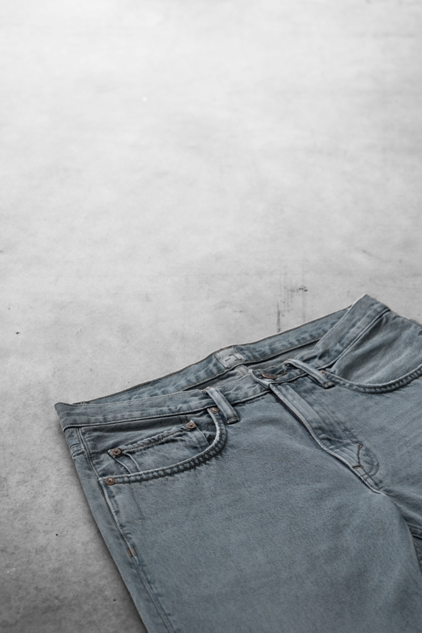 THE ONE JEANS REGULAR LEG JEANS - GREY SKY