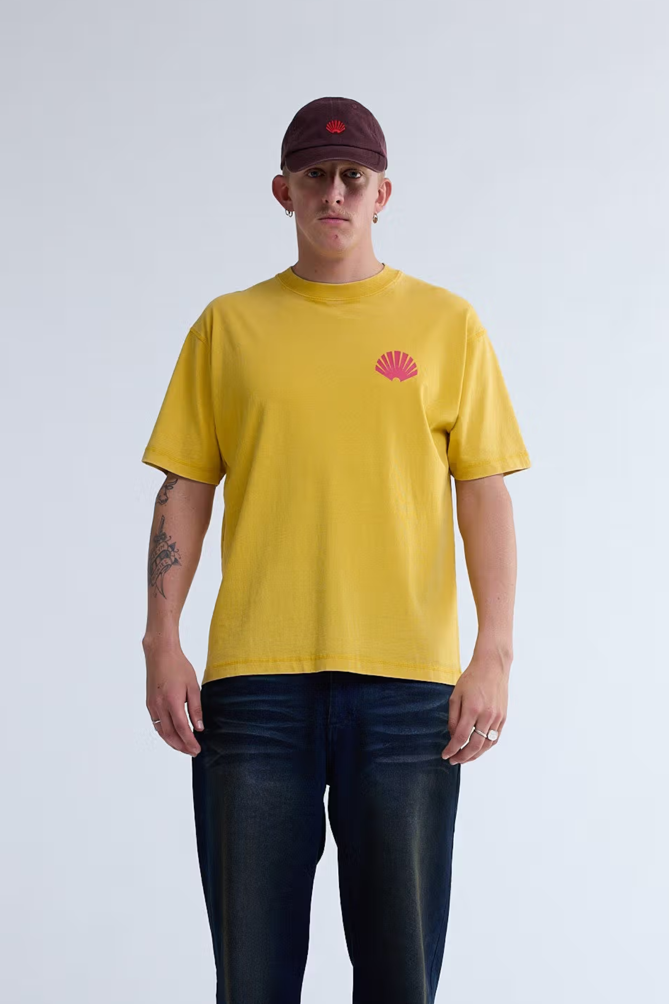 LOGO T-SHIRT - SUN YELLOW/DEEP RED