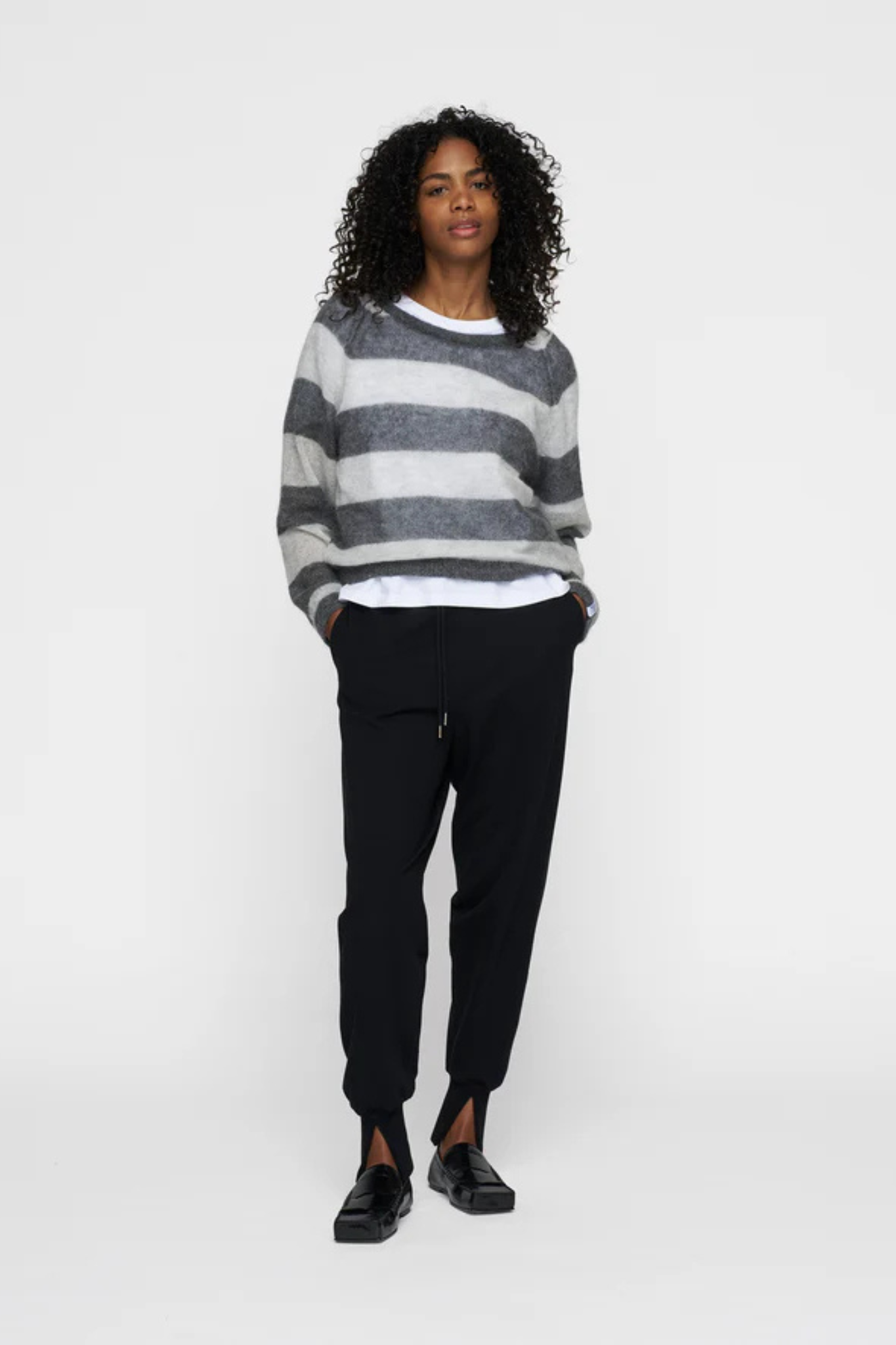 Model wearing the 10days thin knit sweater in antra melle/white grey melee. Front view