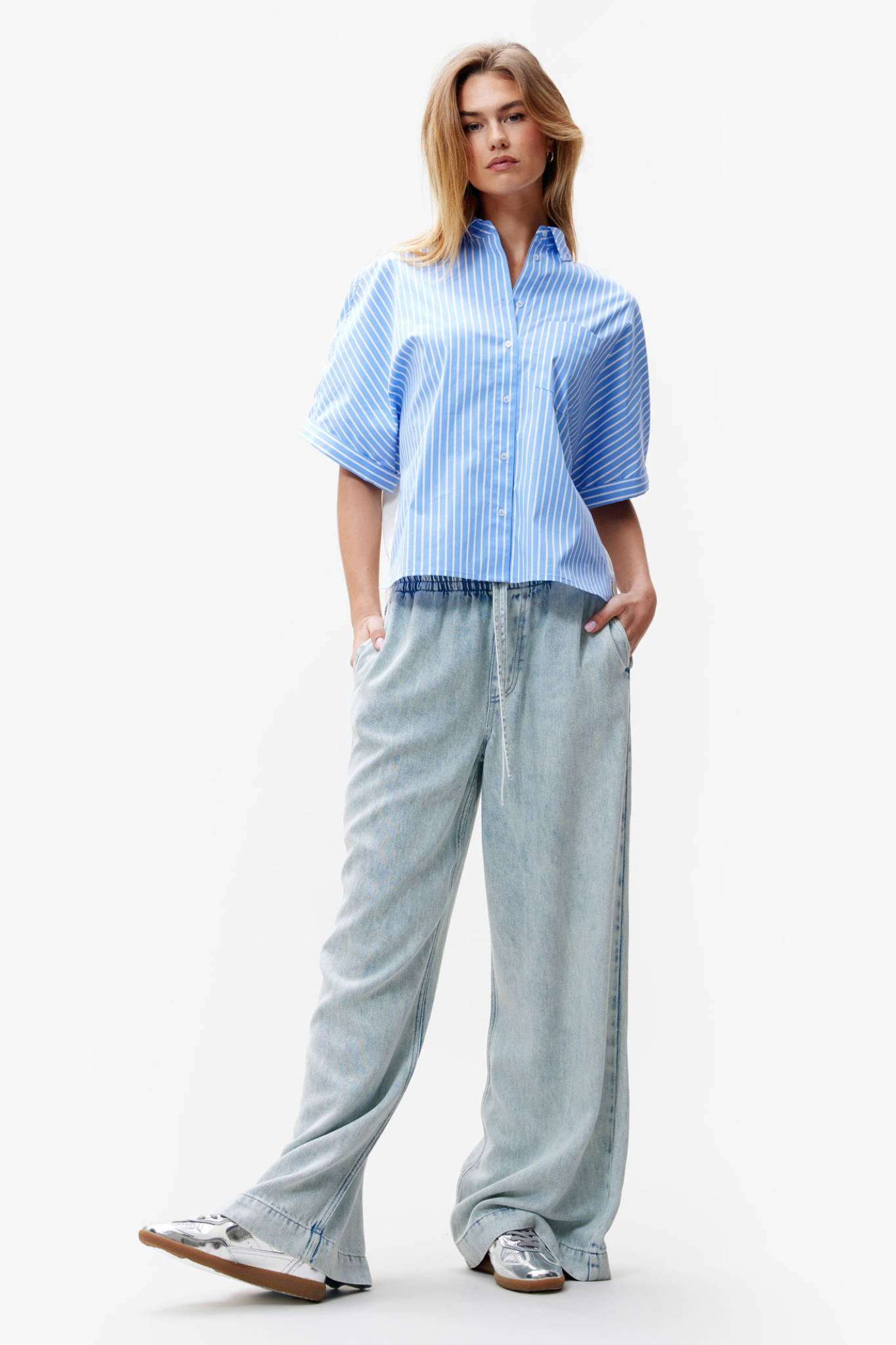 SHORT SLEEVE WITH GRAPHIC BLOUSE - BLUE