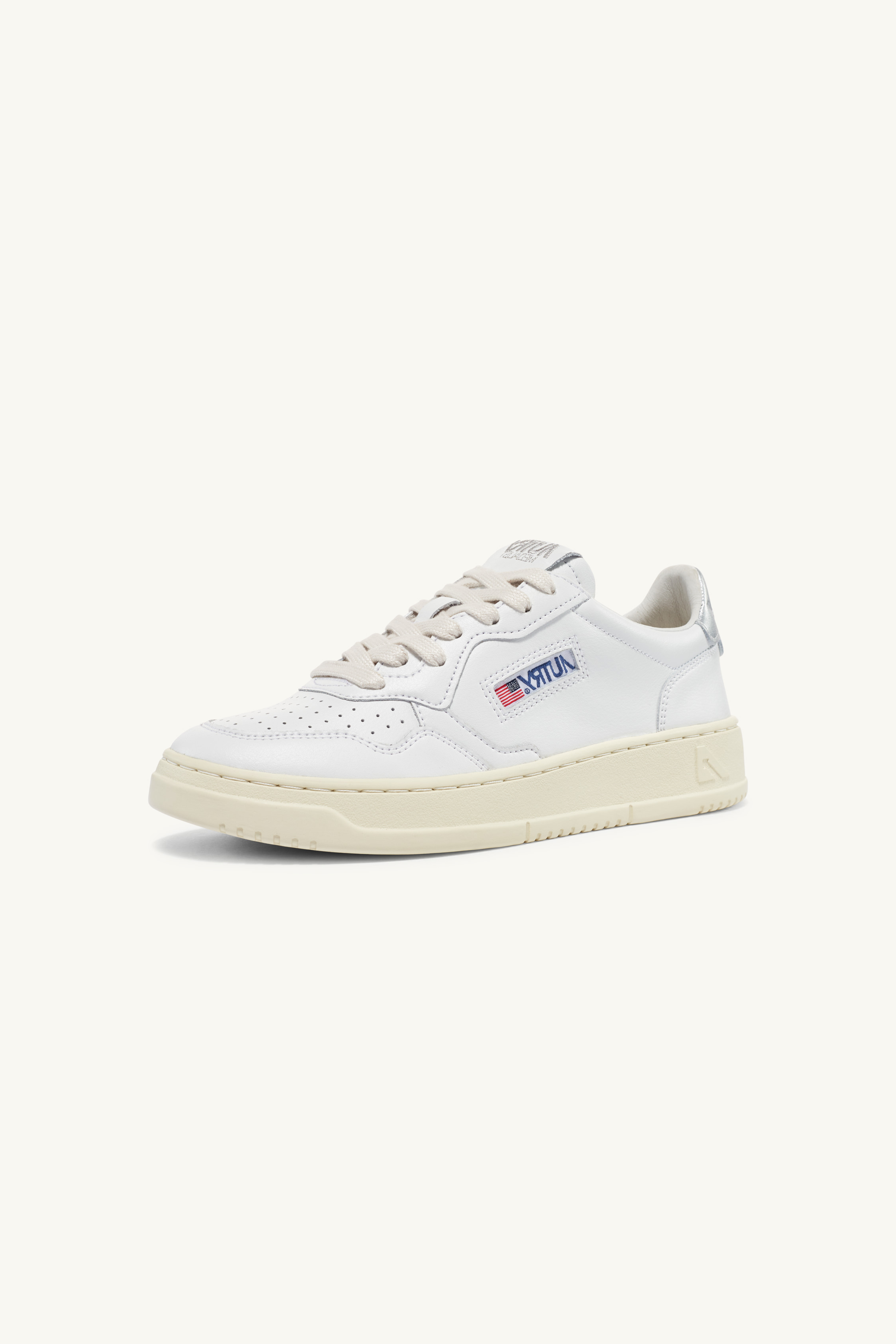 AULW-LL05 - MEDALIST LOW SNEAKER - WHITE/ SILVER