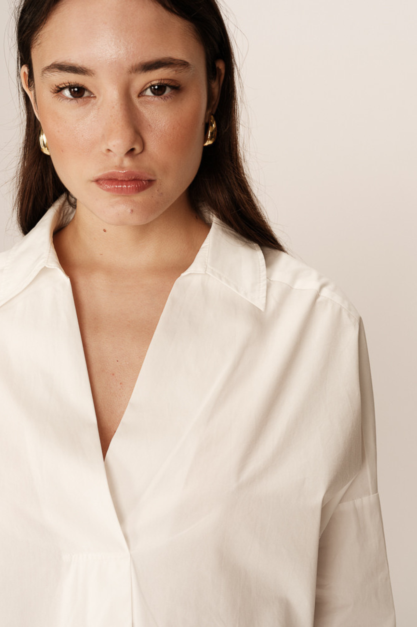 Model wearing the Grace & Mila pavel shirt in white. Close front view