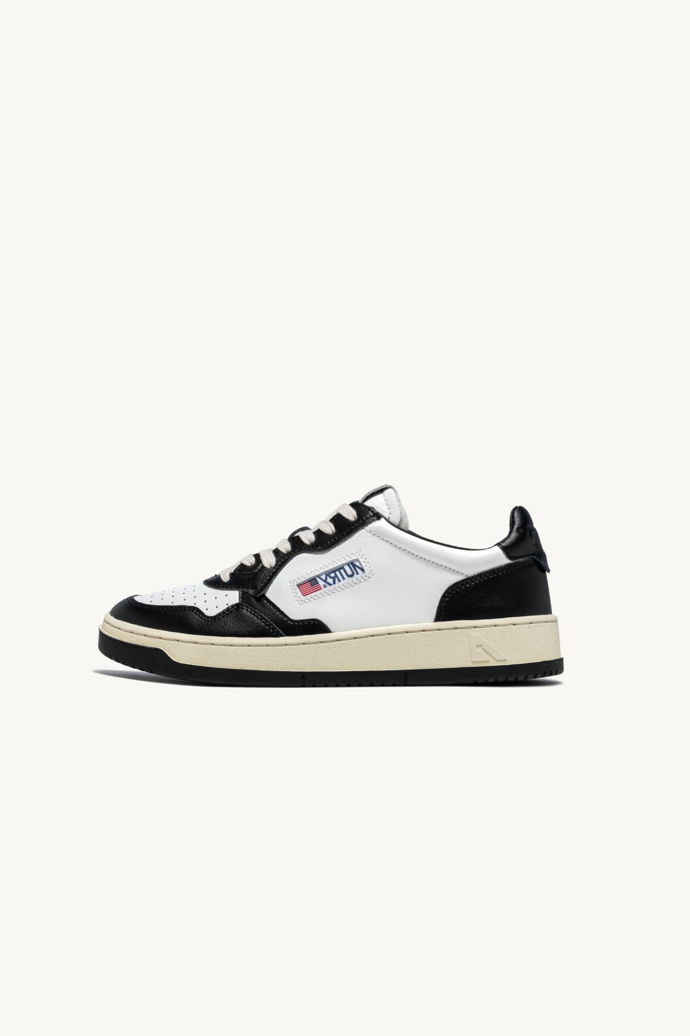 ☆AUTRY☆ Medalist sneakers in leather black white WB01 Autry Medalist Low Bicolor Sneakers In White And Black Leather