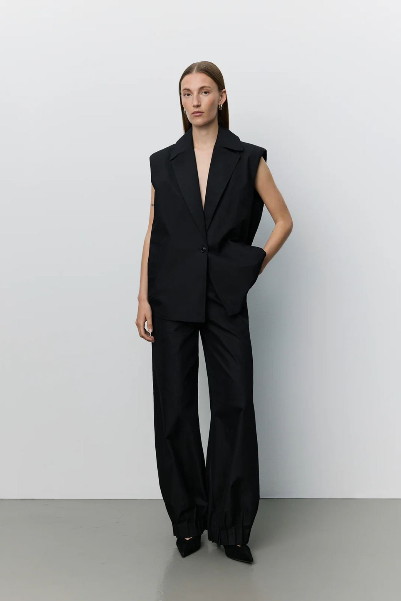 LANEA PLEATED HEM VEST - BLACK