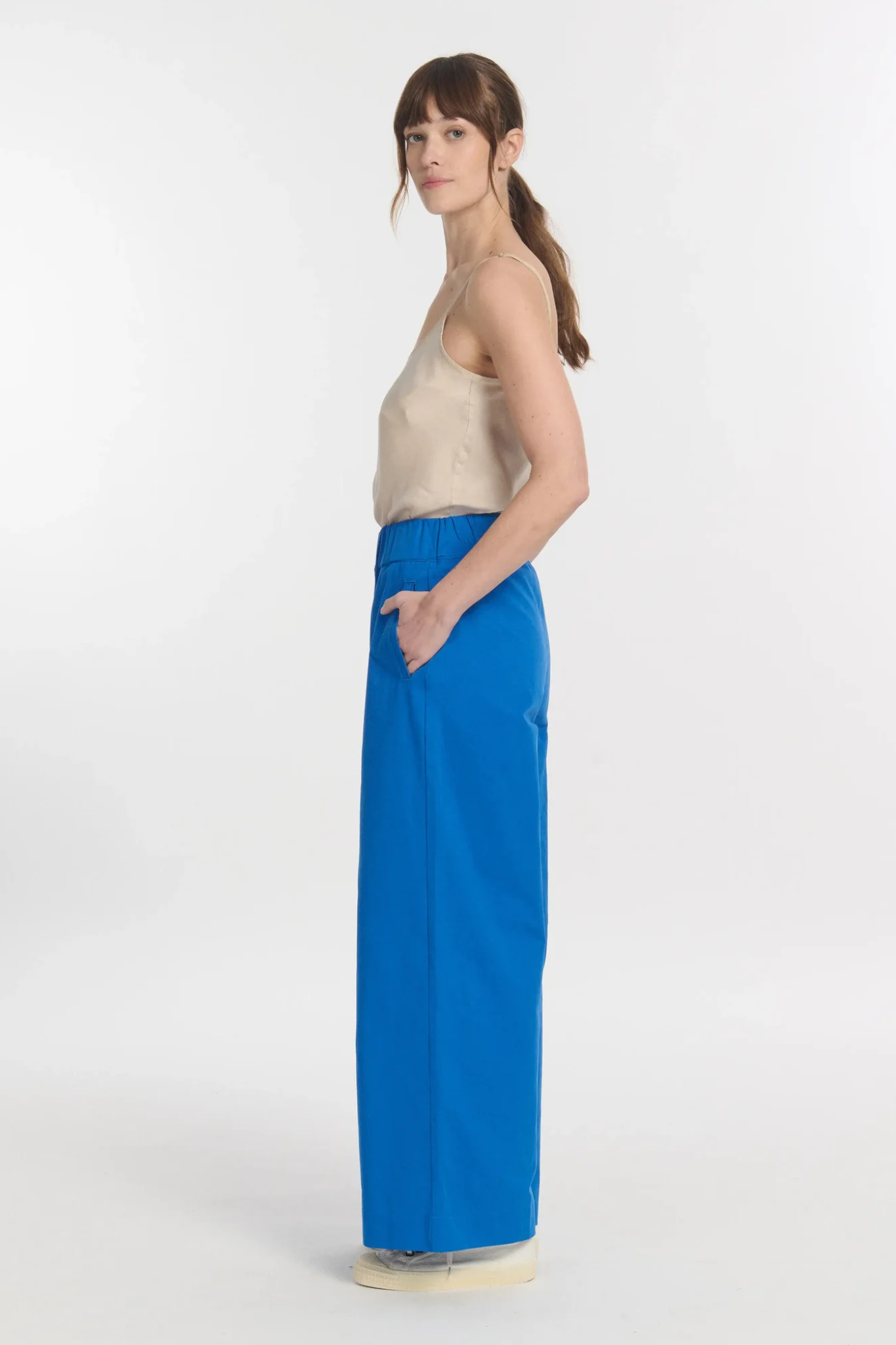 Model wearing the Labdip uka popeline pants in bleu royal. Side view