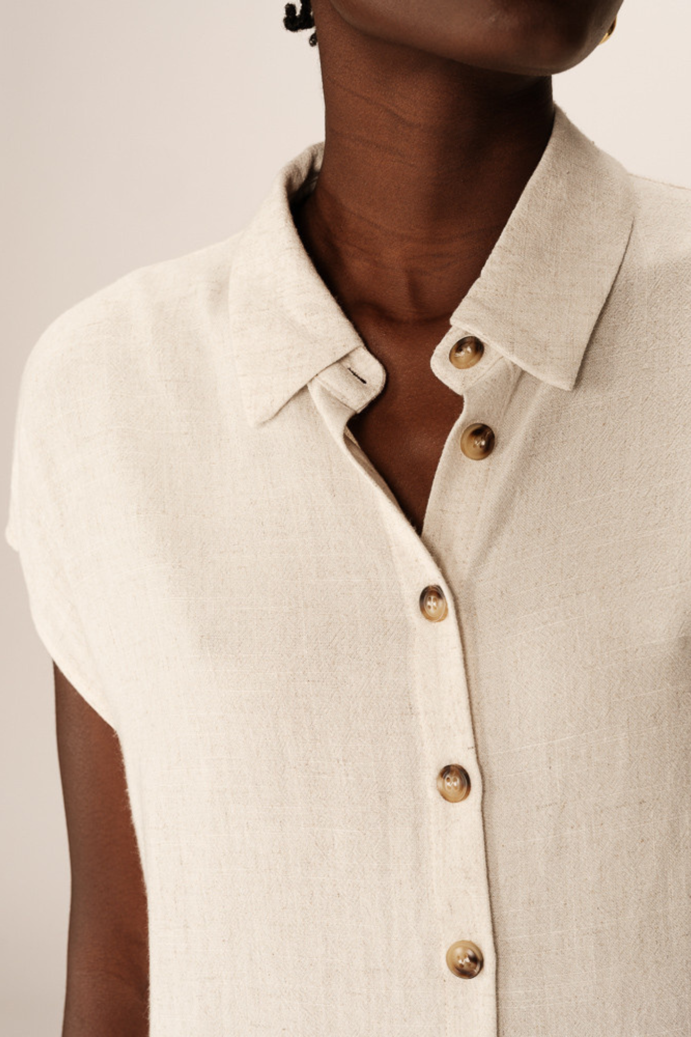 Model wearing the Grace & Mila perez shirt in beige. Close front view