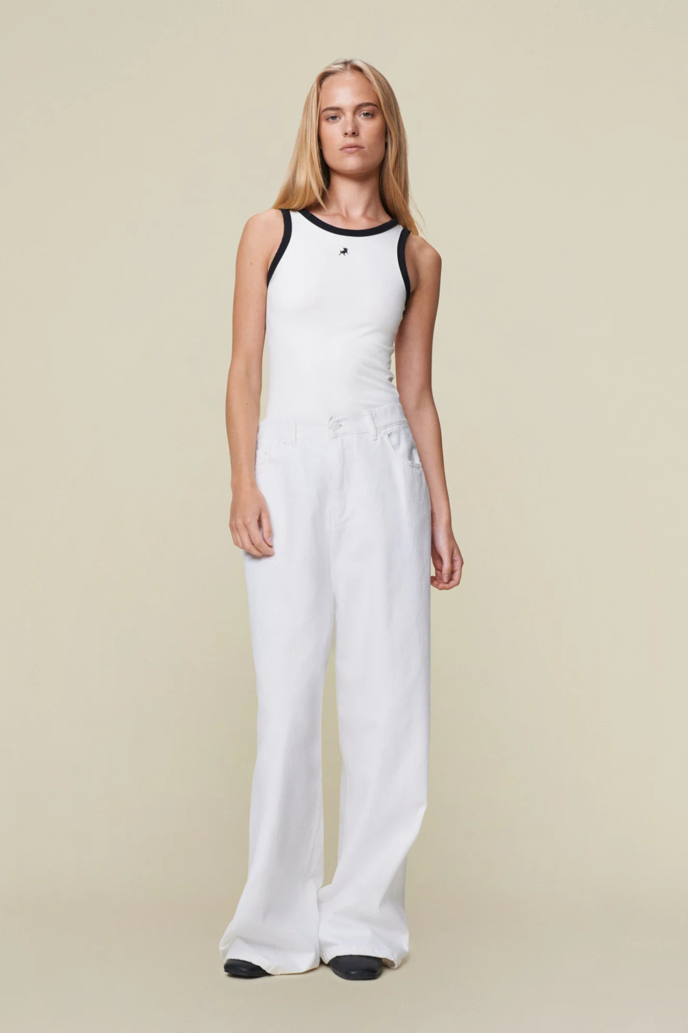 Model wearing the Lois paloma jeans in white. Front view