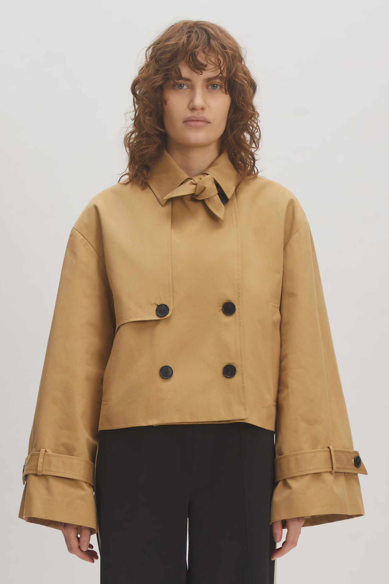 Model wearing the Edited rosa jacket in beige. Front view