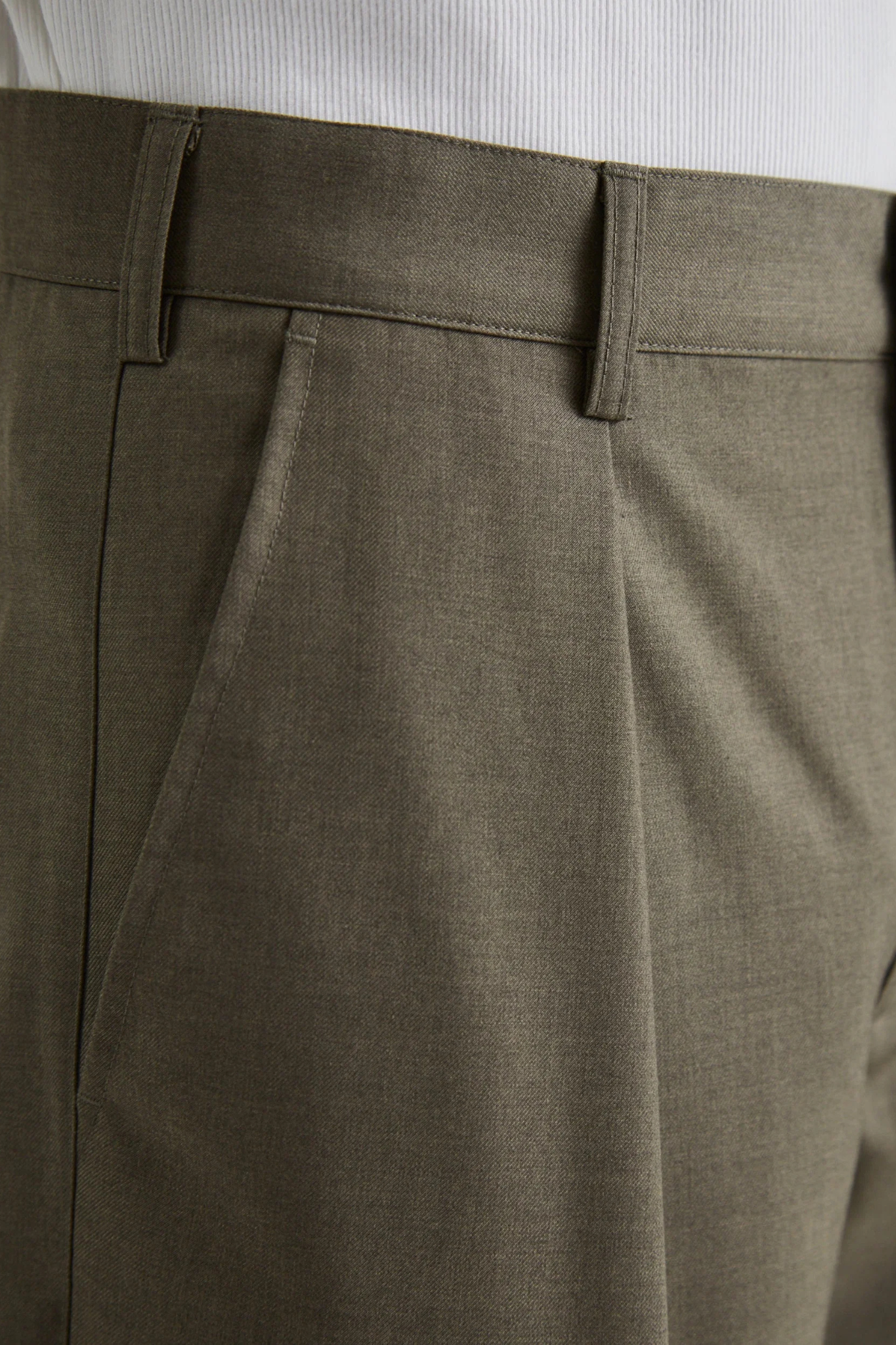 SOHO PLEATED PANTS - KHAKI