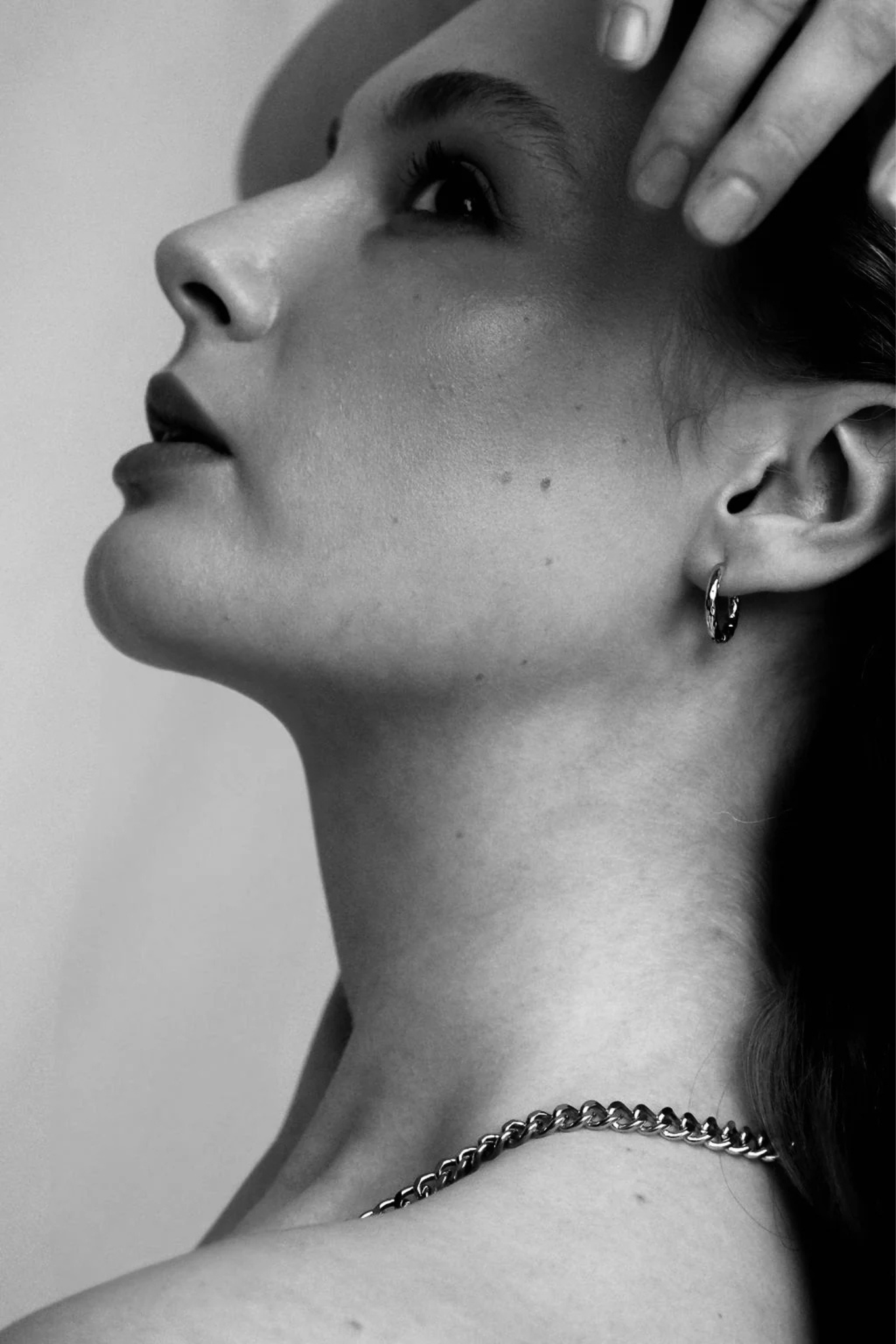 Model wearing the Maste pattie earring in silver.