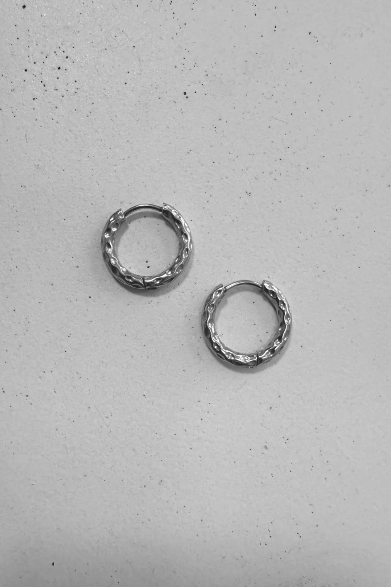 Model wearing the Maste pattie earring in silver.