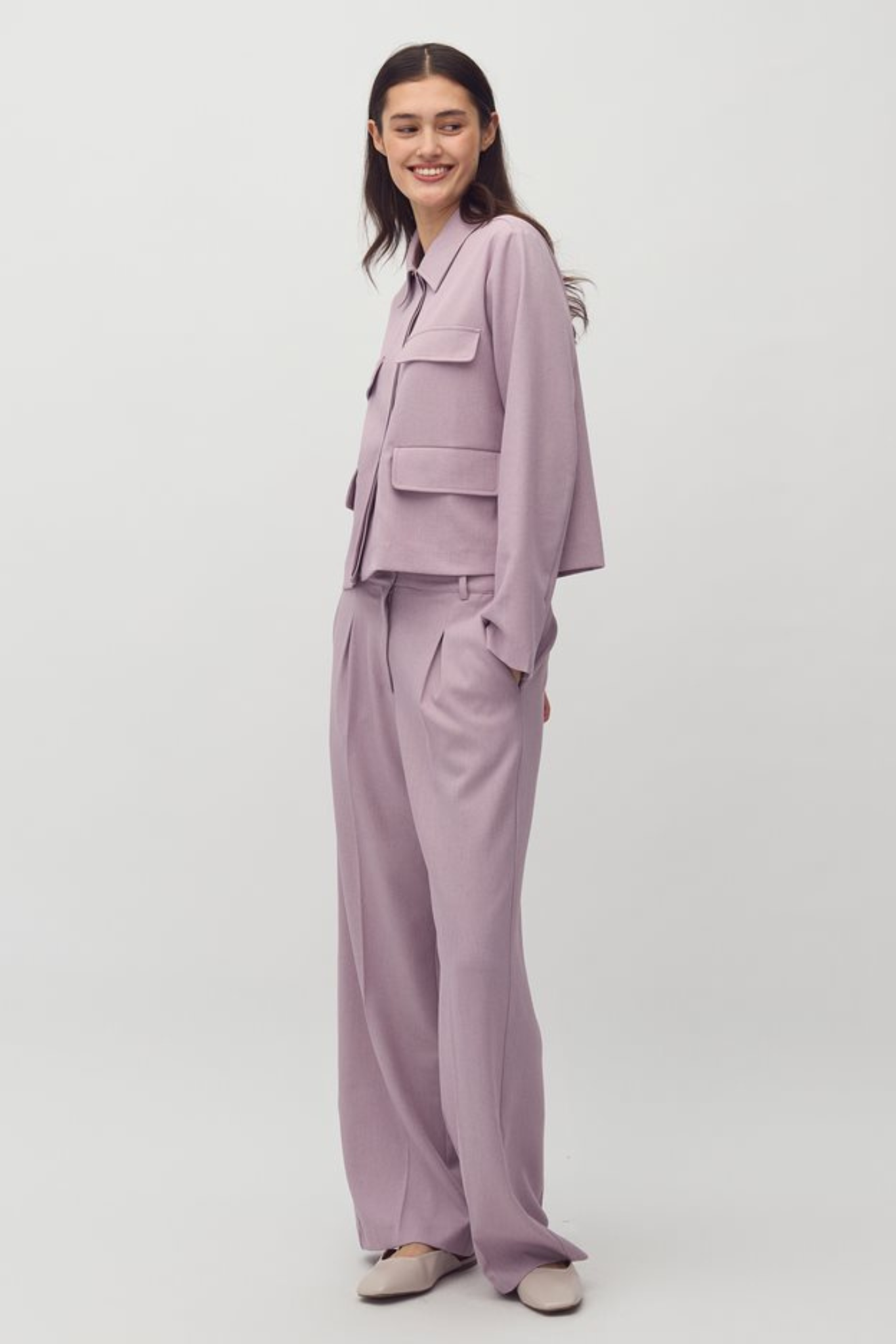 Model wearing the MBYM woddy morenna blazer in orchid bloom. Side view
