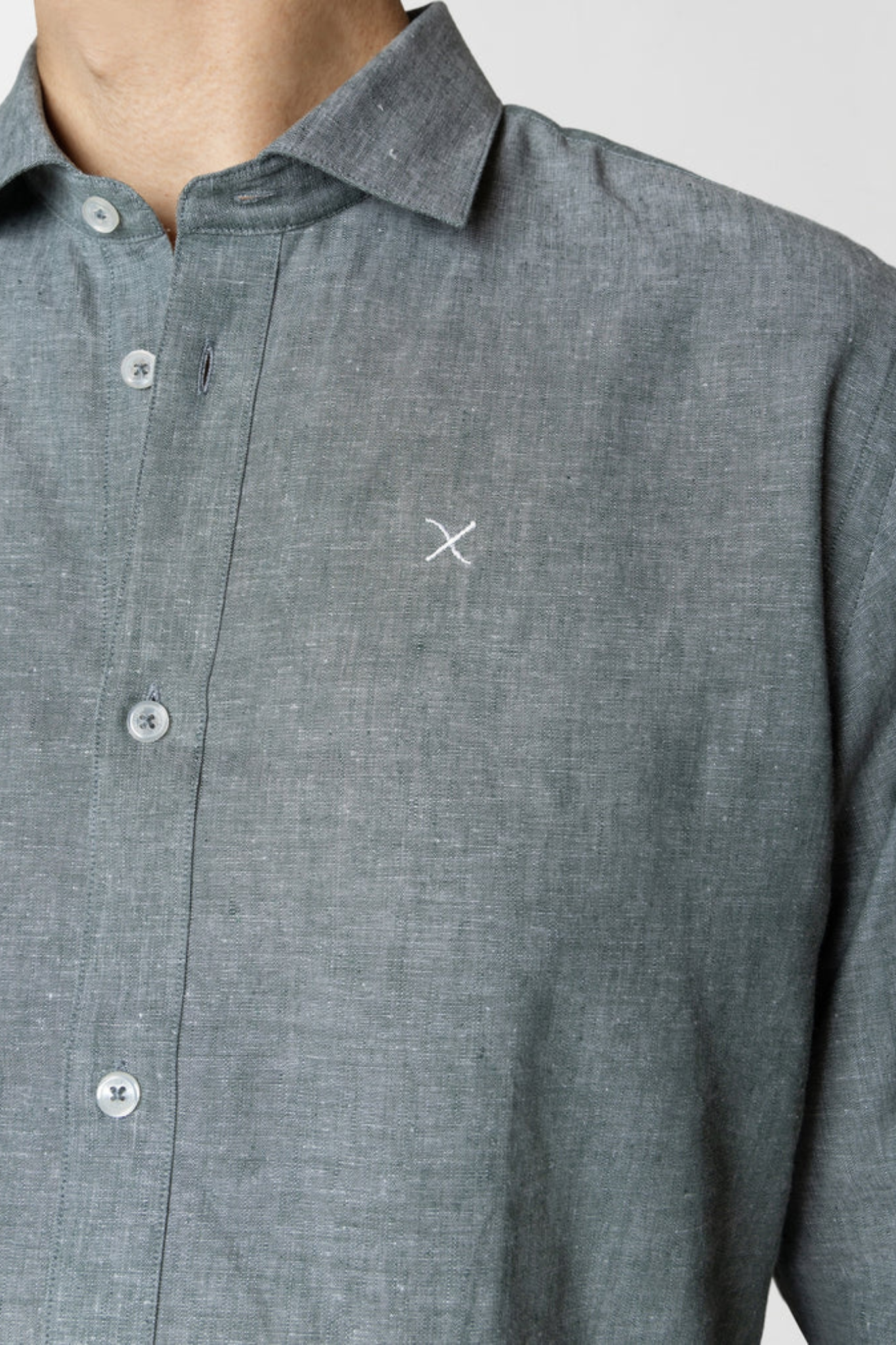 Model wearing the Clean Cut Copenhagen jamie shirt in dark green melange. Close front view