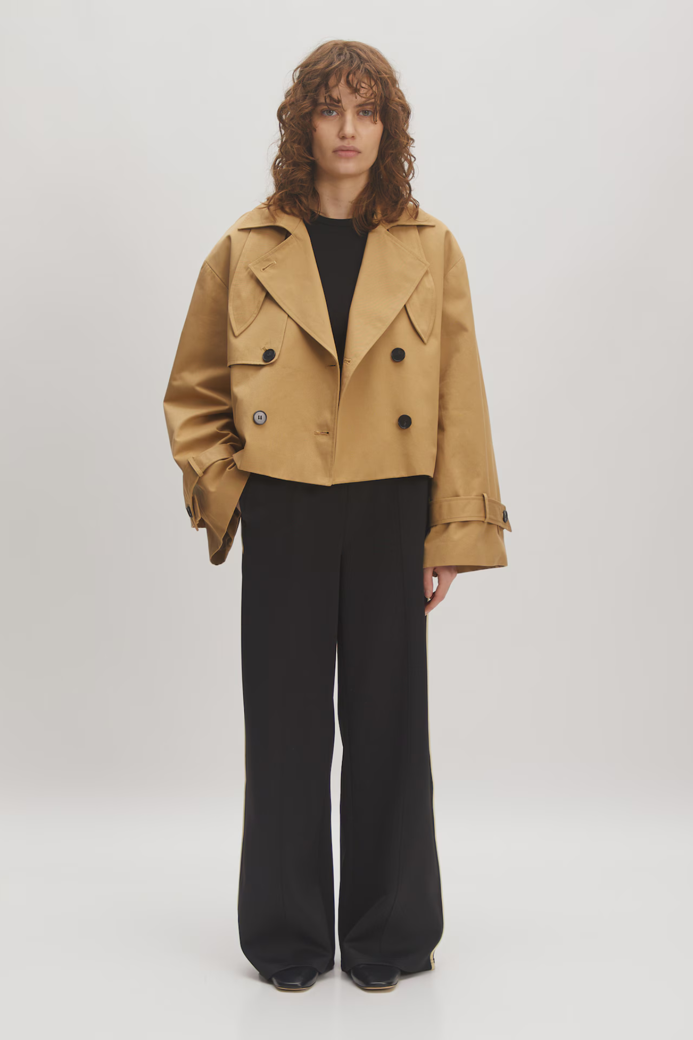 Model wearing the Edited rosa jacket in beige. Front view