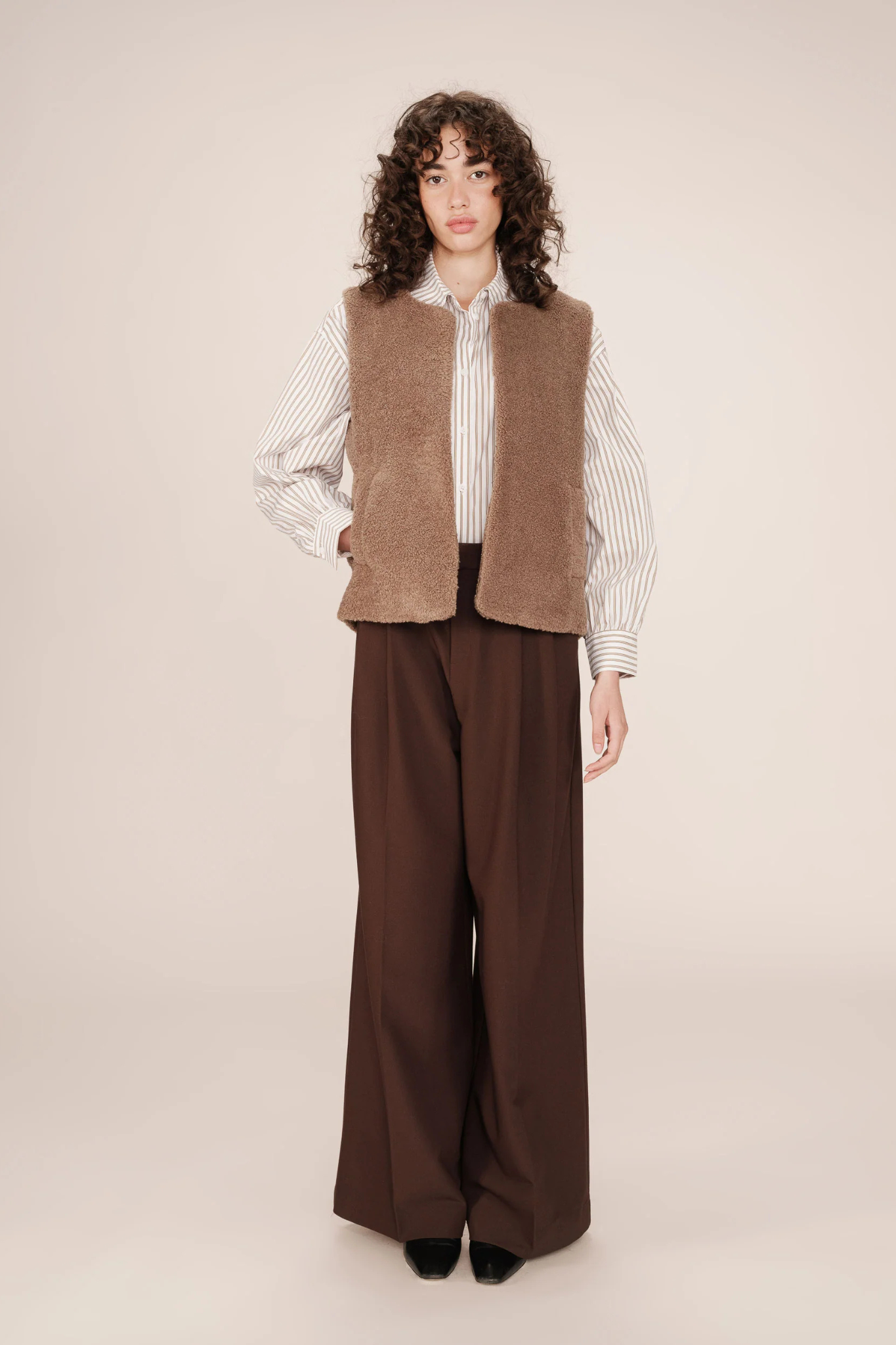 SINATRA SLEEVELESS JACKET - TAUPE