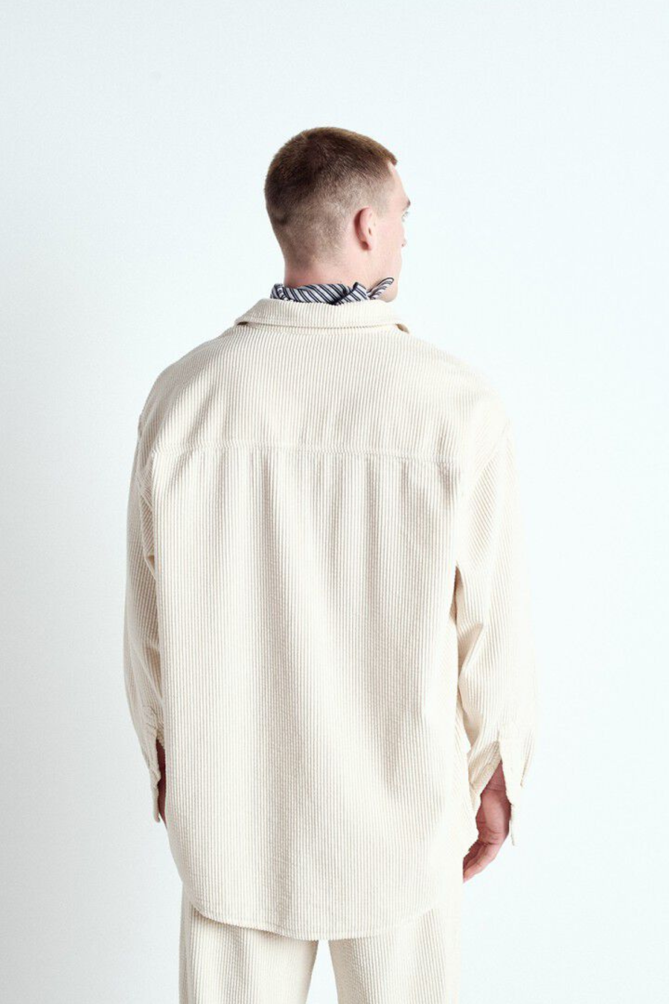 Model wearing the American Vintage padow shirt in vintage ecru. Back view