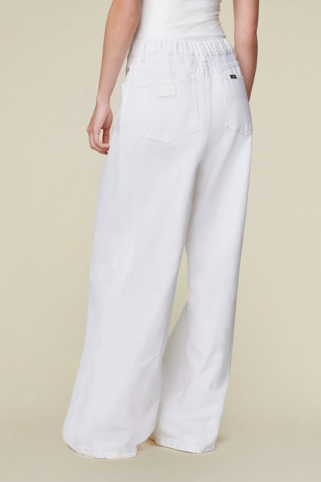 Model wearing the Lois paloma jeans in white. Back view