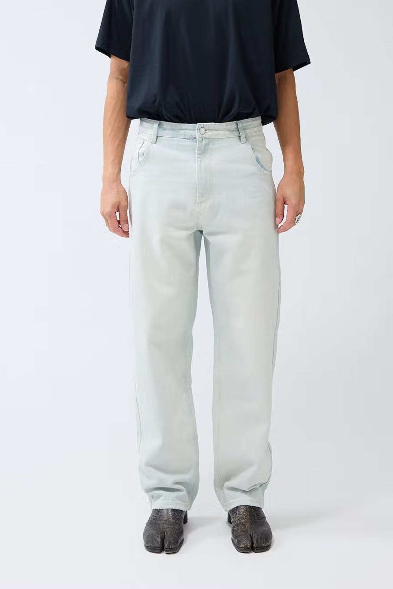 Model wearing the New Amsterdam 252 denim jeans in washed blue. Front view