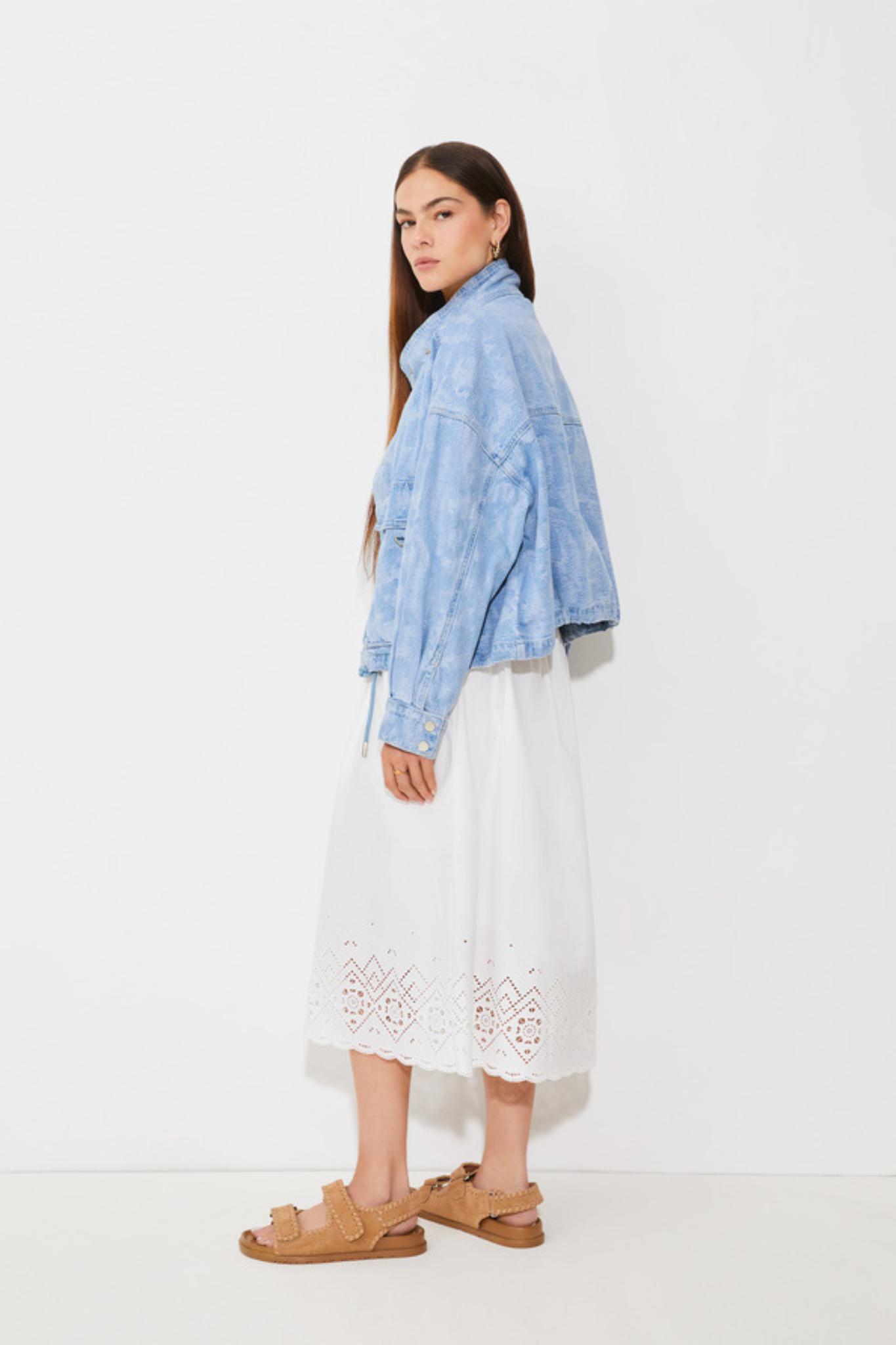 Model wearing the Suncoo dixie veste in light denim. Side view
