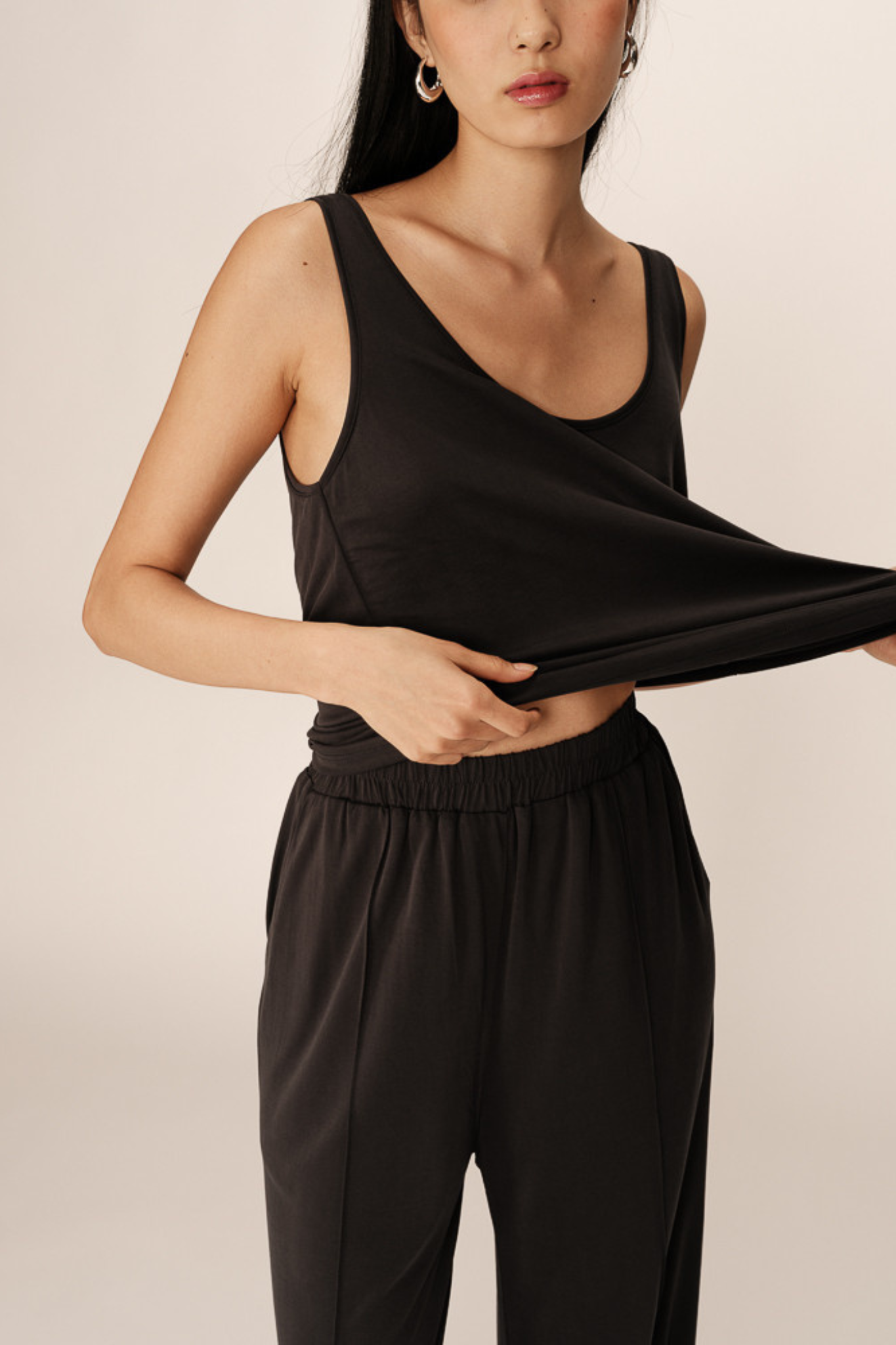 Model wearing the Grace & Mila pie top in anthracite. Front view