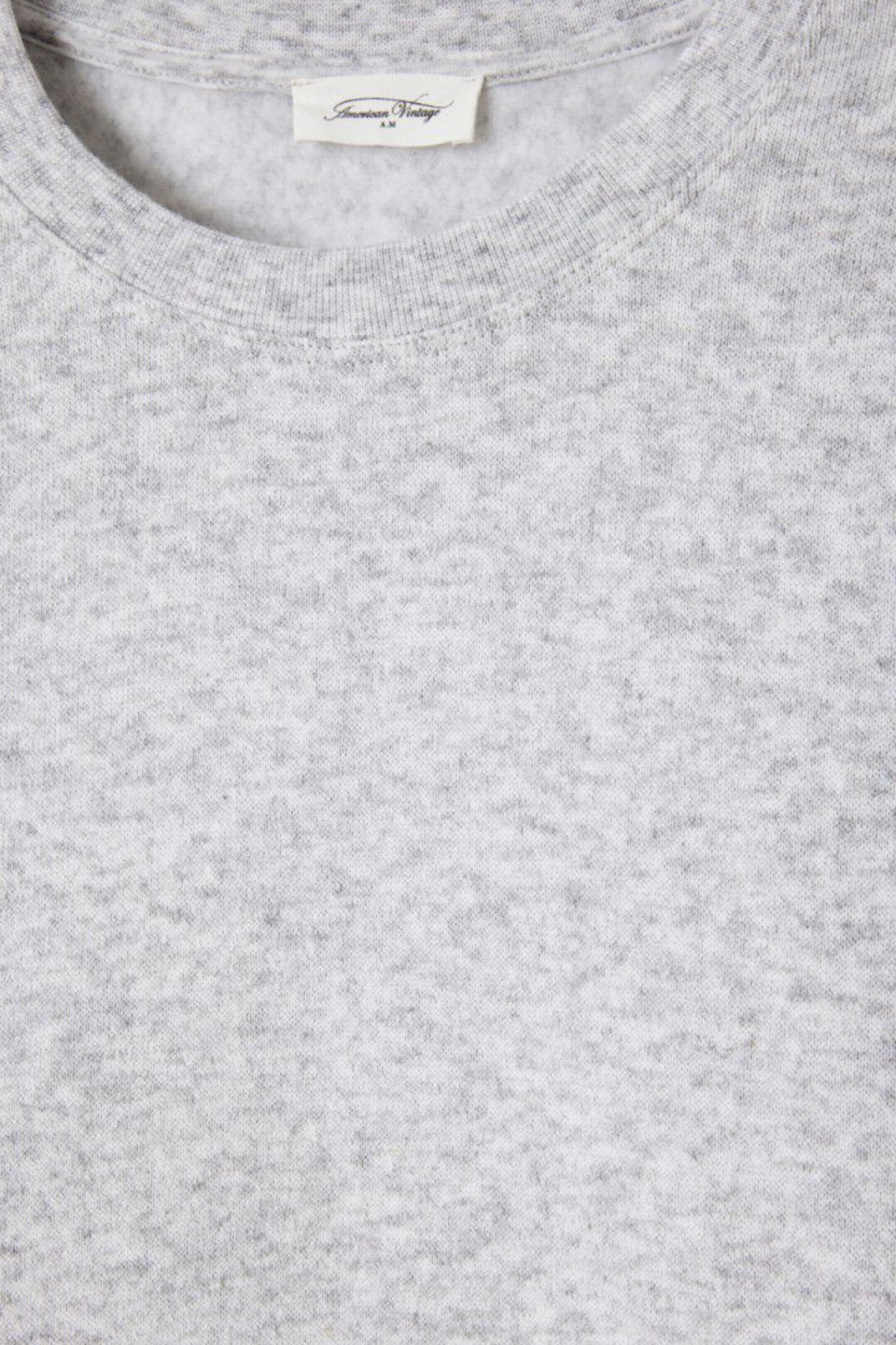 Model wearing the American Vintage evona sweatshirt in light grey melange. Close front view