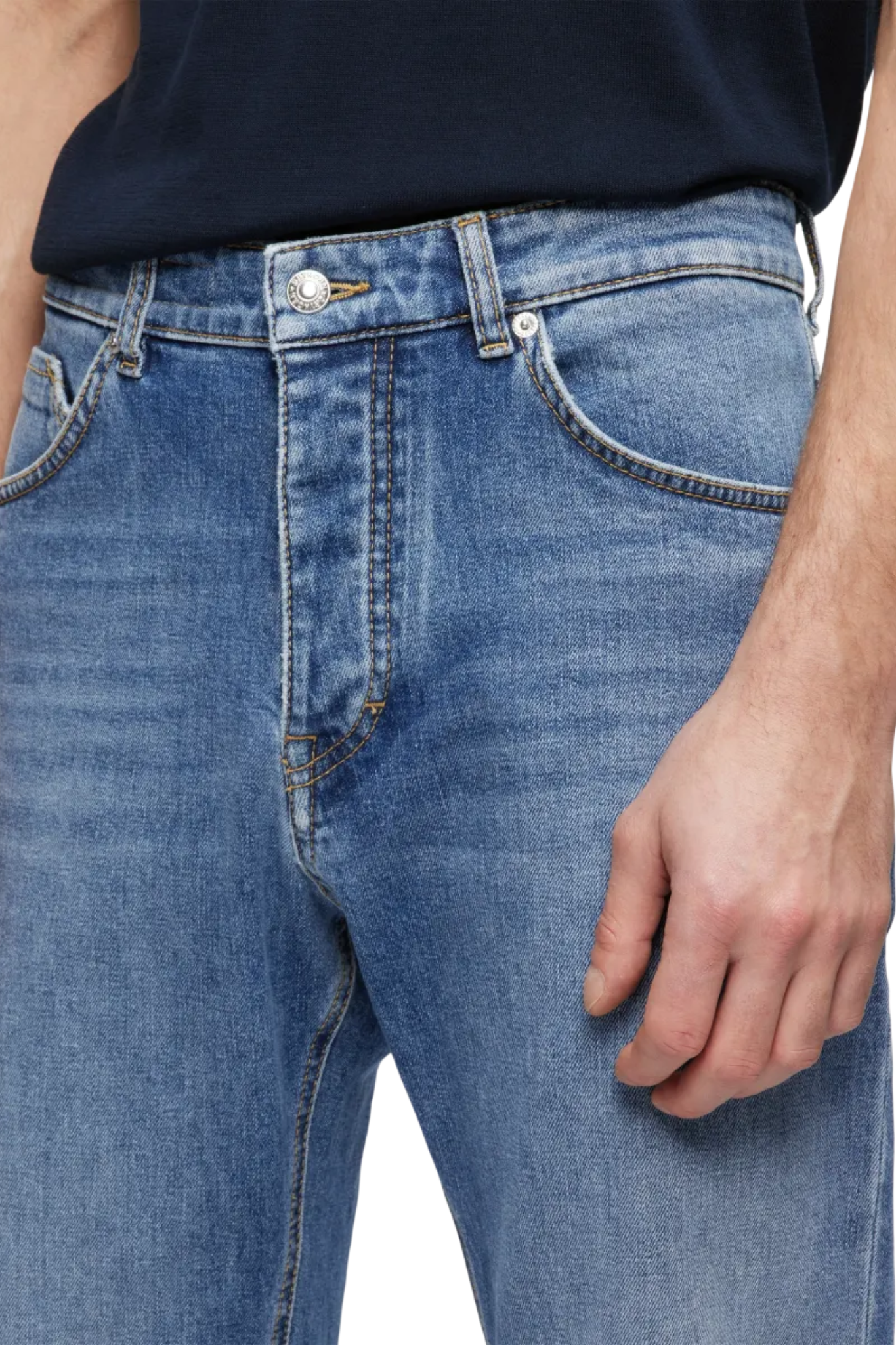 Model wearing the Drykorn hight jeans in blue 3500. Close front view