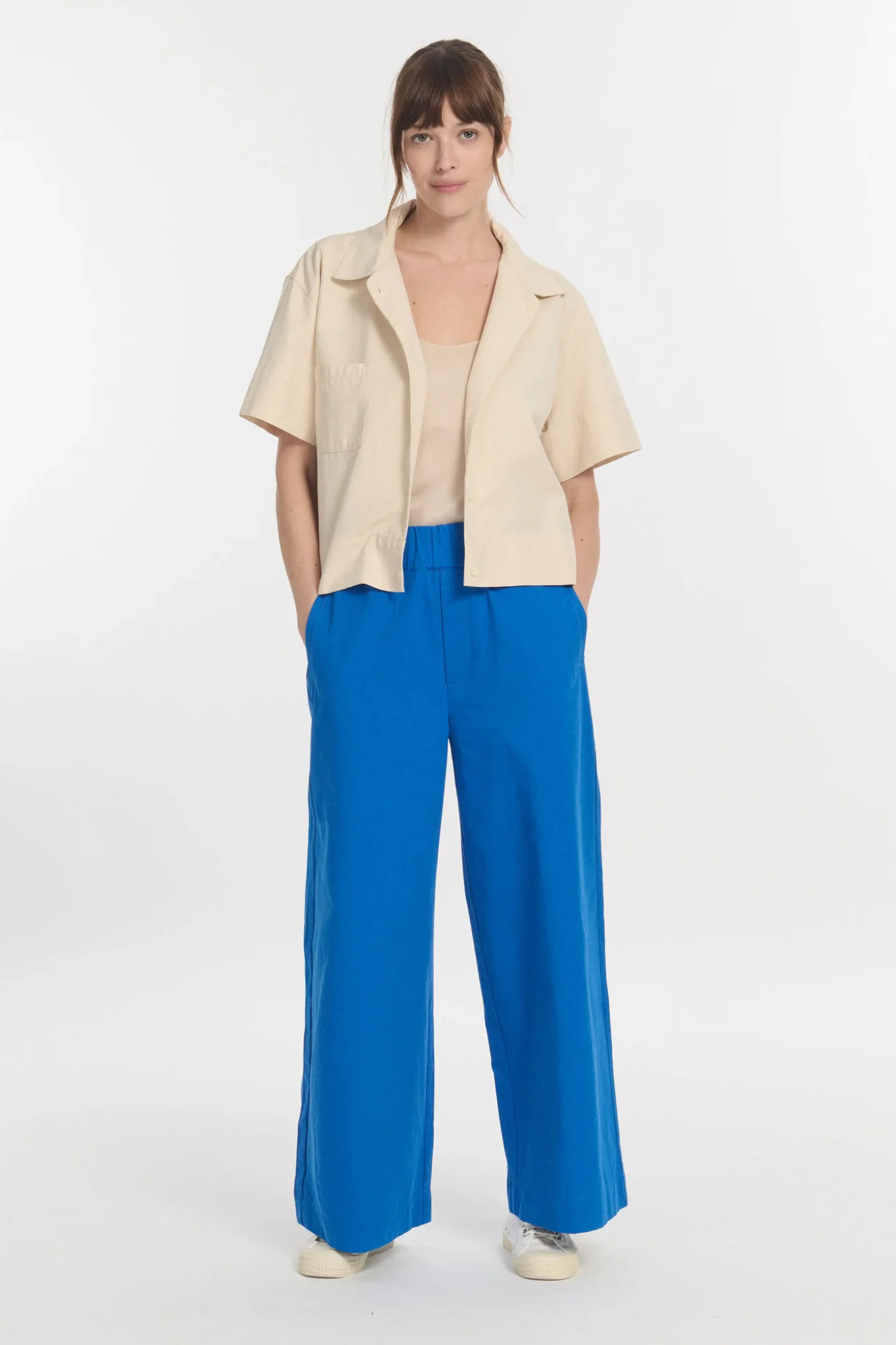 Model wearing the Labdip uka popeline pants in bleu royal. Front view