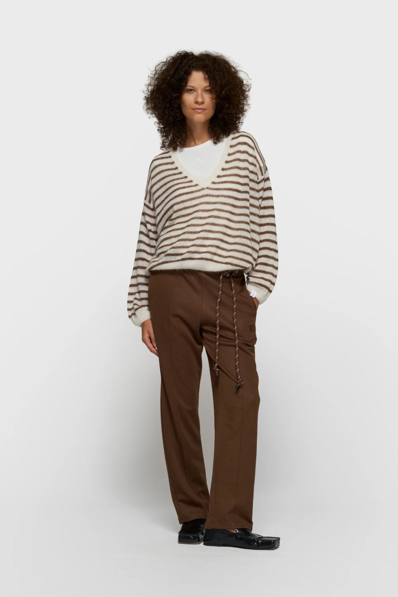 THIN V-NECK KNIT SWEATER - DARK TRUFFLE/ECRU