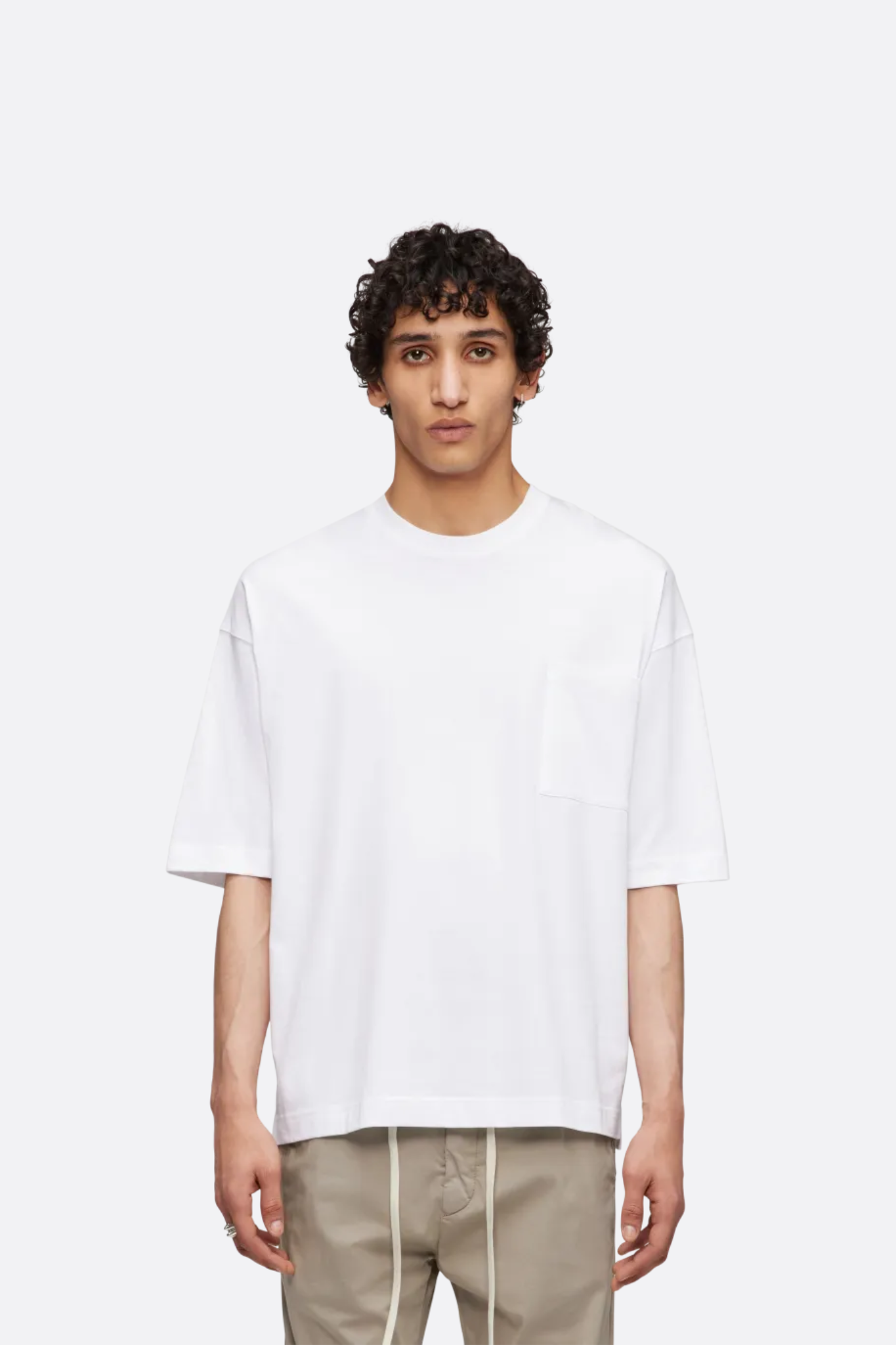 Model wearing the Drykorn mategon t-shirt in white. Front view