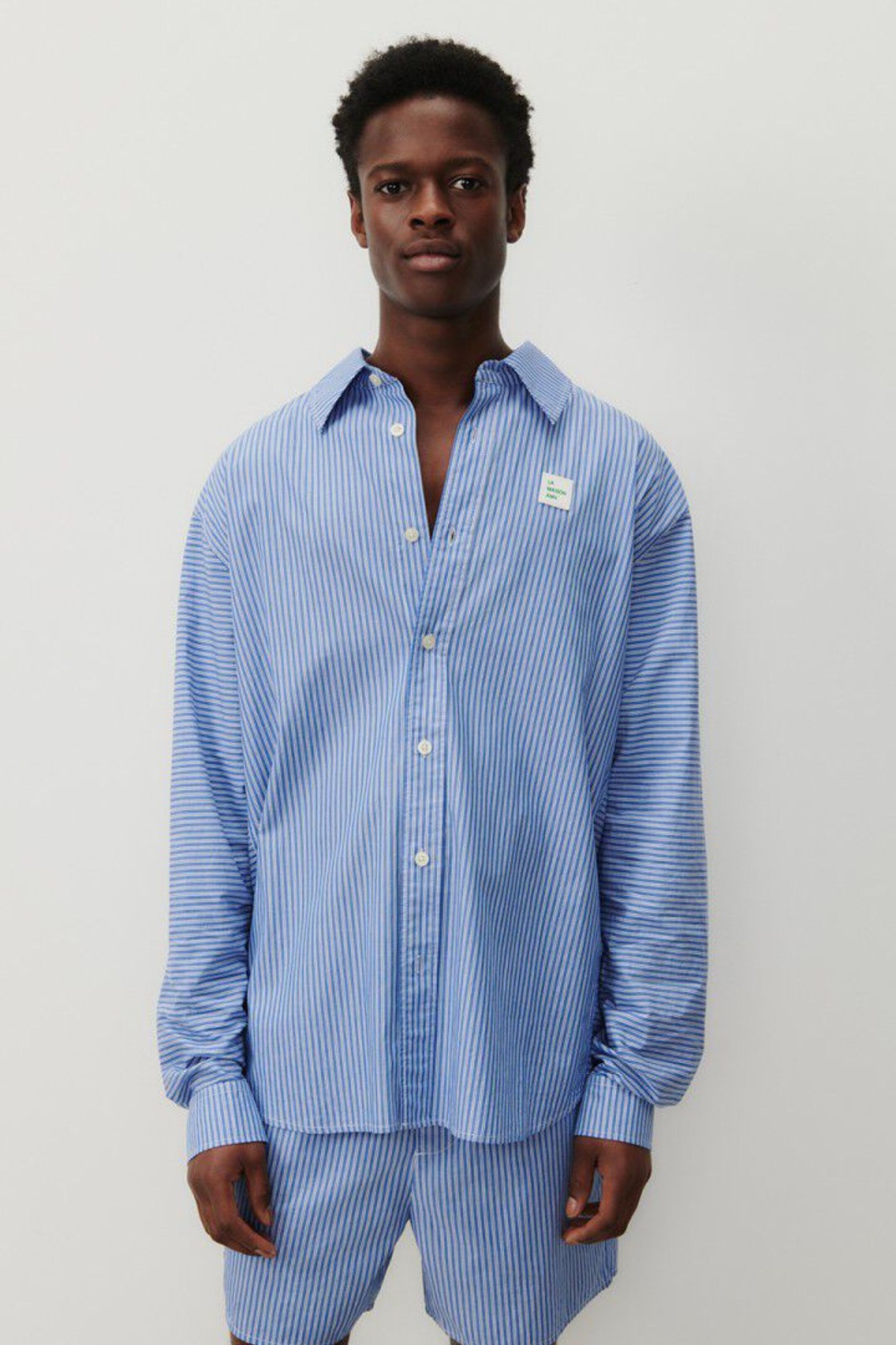 Model wearing the American Vintage zatybay shirt in aqua stripes. Front view