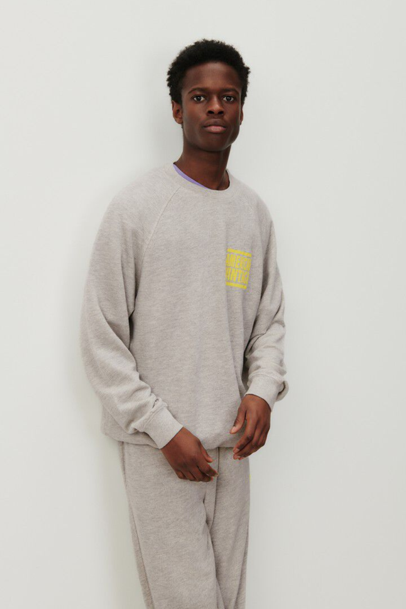 Model wearing the American Vintage zofbay sweat-shirt in heather grey. Front view